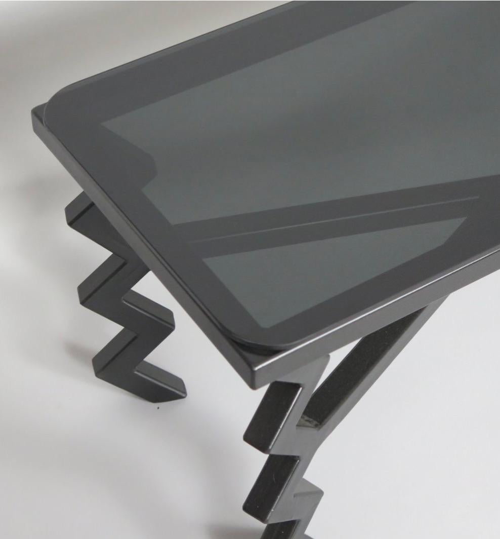 Table basse 'Zig Zag' avec plateau en verre noir en vente 2