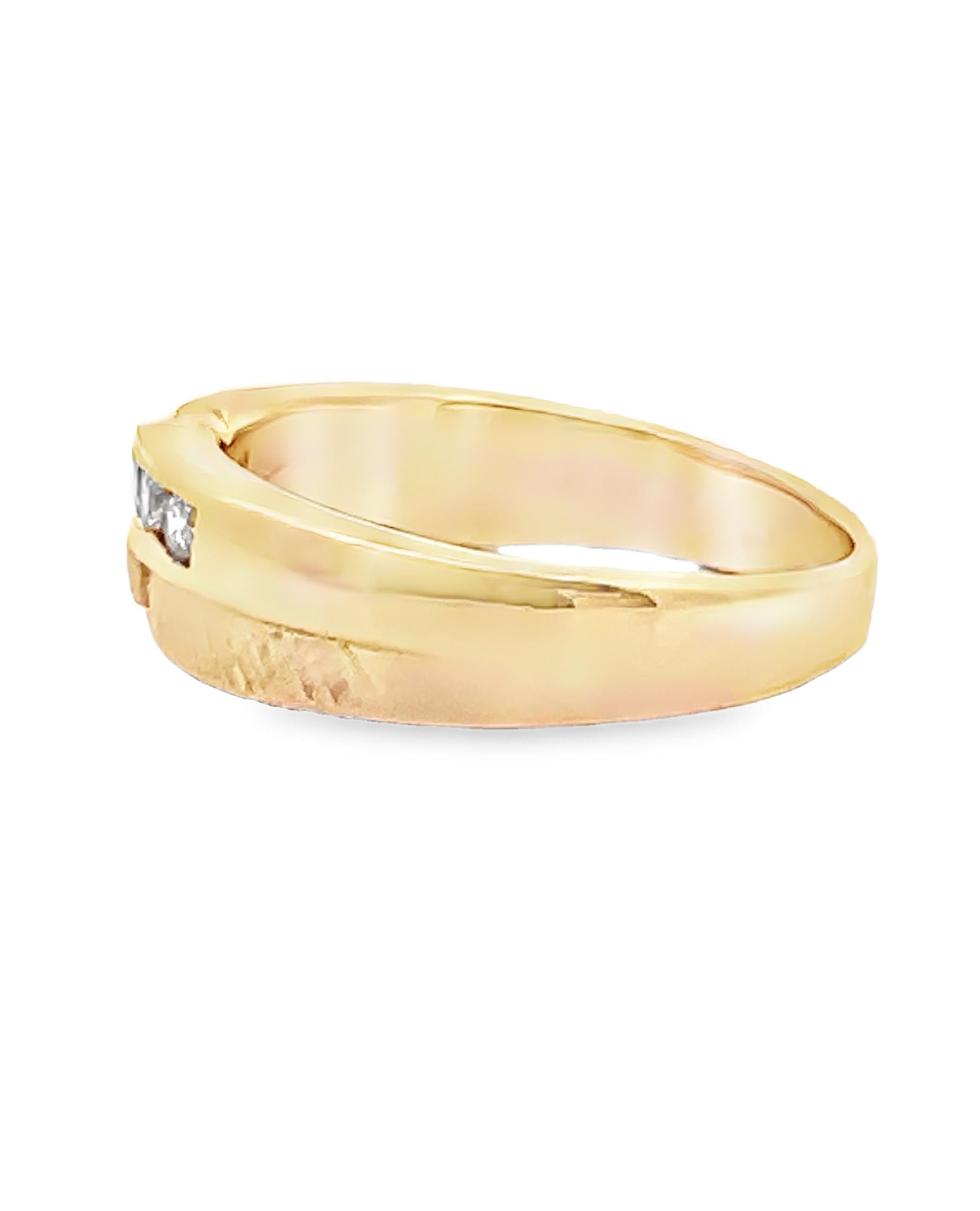 Bague en or jaune 14K en forme de zig zag avec 7 diamants ronds pesant 0,28 carat au total.  L'anneau est rehaussé d'une finition Florentine sur le dessus.

- Excellent état
- 7,1 grammes
- Doigté 8, peut être augmenté ou diminué jusqu'à 2 tailles.