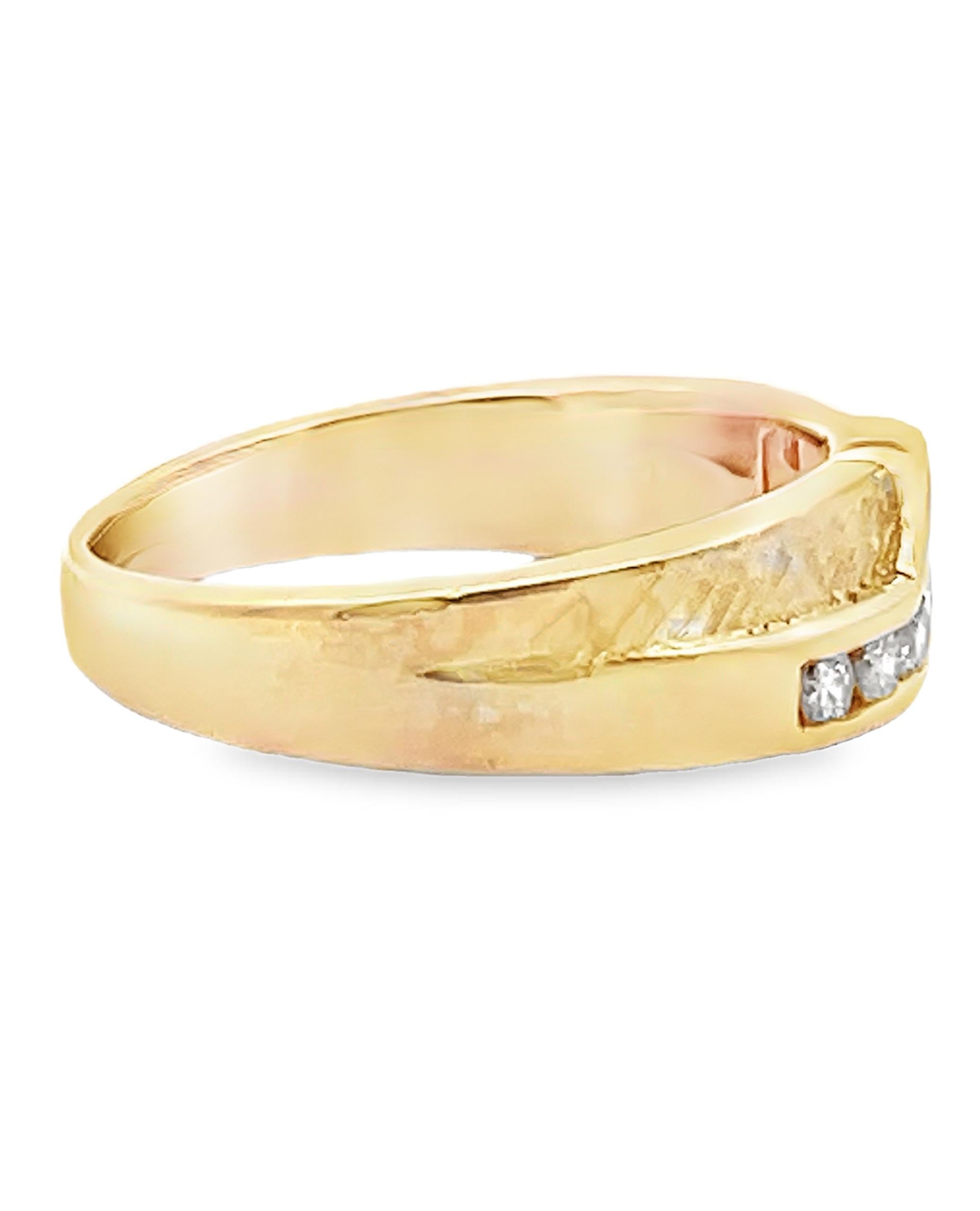Taille ronde Bague à diamant Zig Zag en or jaune 14 carats avec finitions polies et Florentine en vente