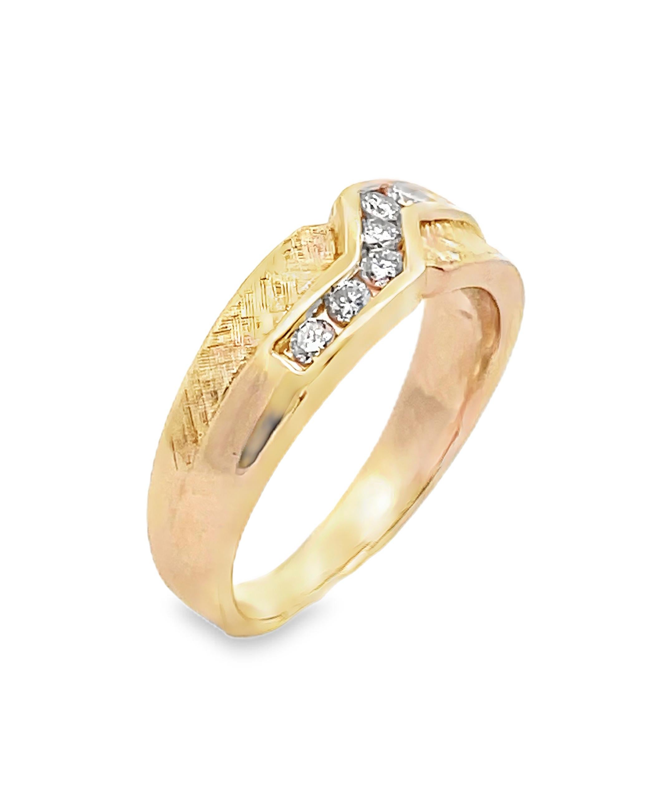 Bague à diamant Zig Zag en or jaune 14 carats avec finitions polies et Florentine Excellent état - En vente à Old Tappan, NJ