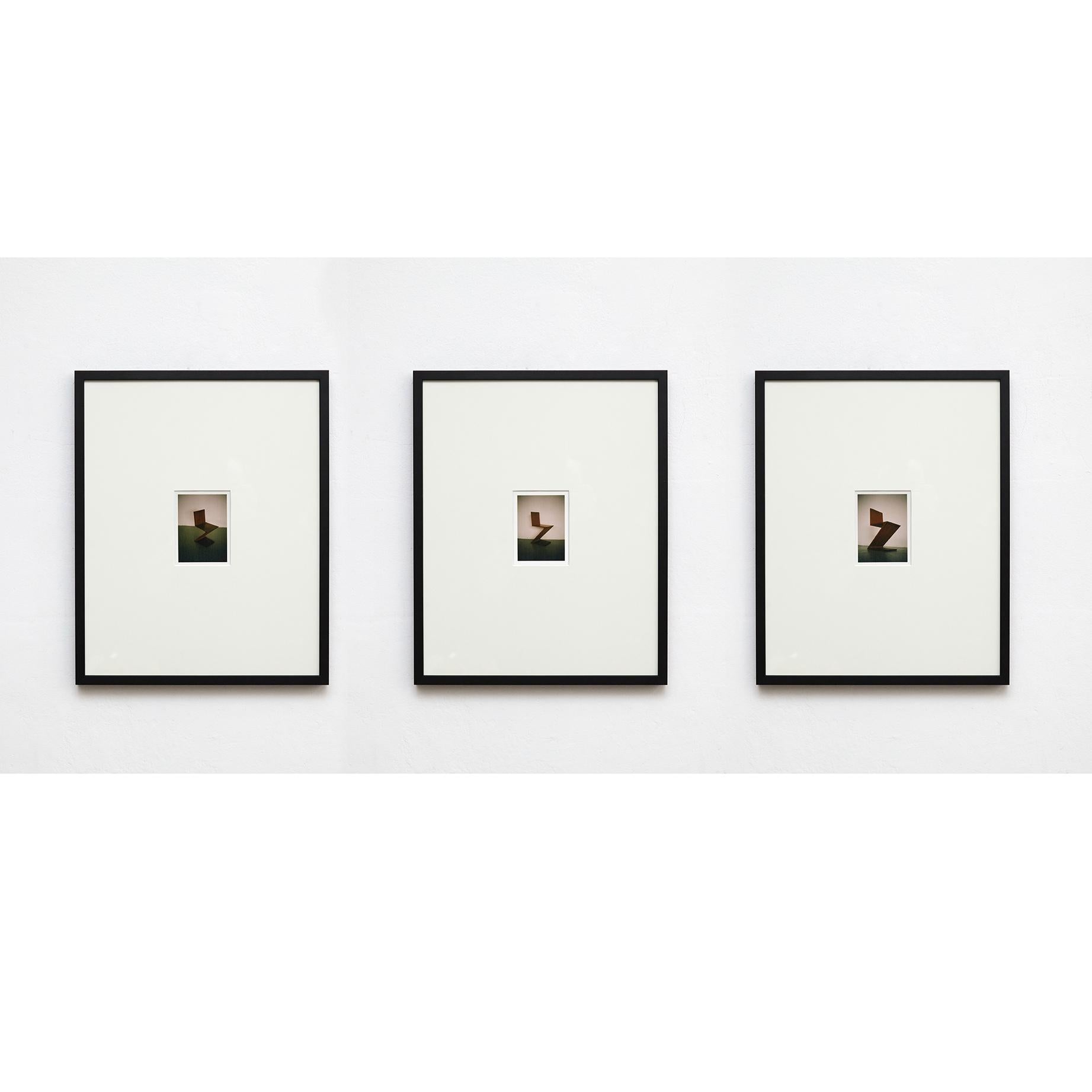 Zig Zag Radiance: Farbfotografie aus der Kollektion „Sit Z“ von David Urbano im Angebot 1