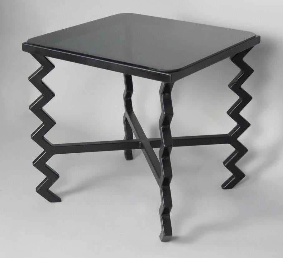 Mid-Century Modern Table d'appoint 'Zig Zag' avec plateau en verre noir en vente