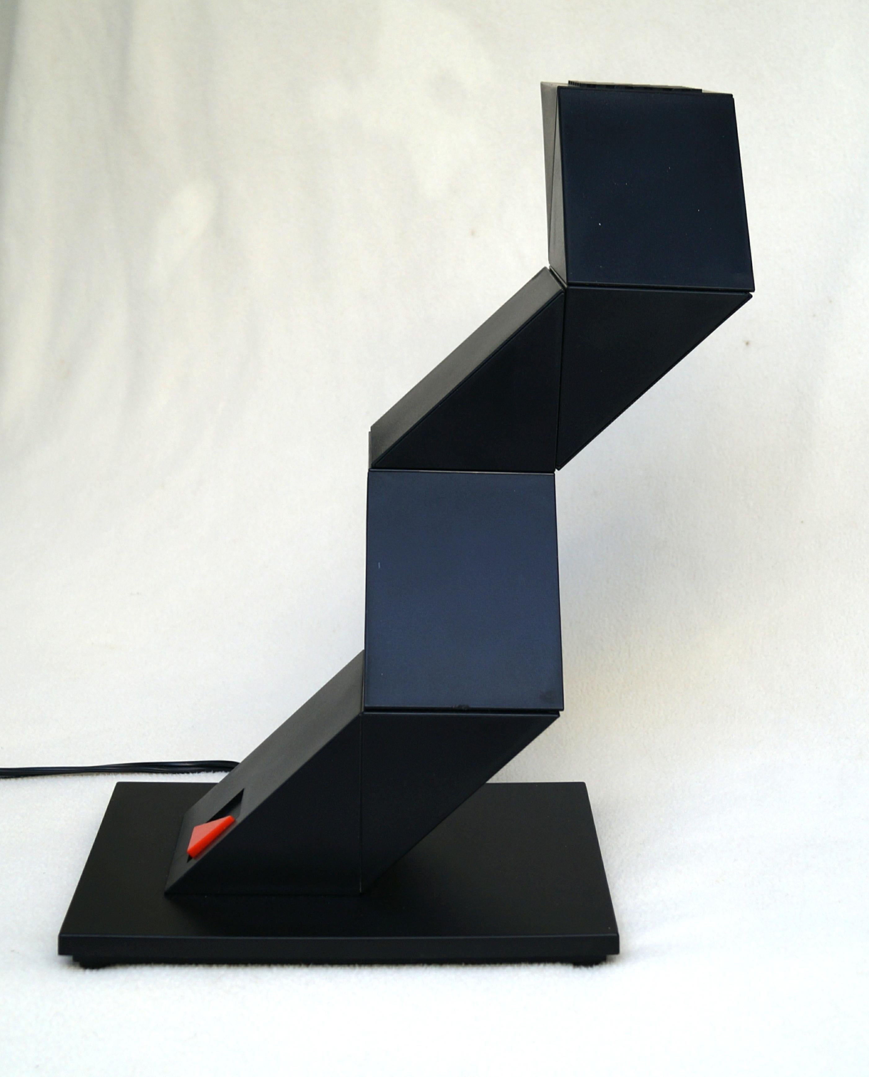 Zig Zag Table Desk Lamp by  Shui L. D. Chan Mid Century Modern Z Lite Rubic Cube In Good Condition For Sale In Wayne, NJ