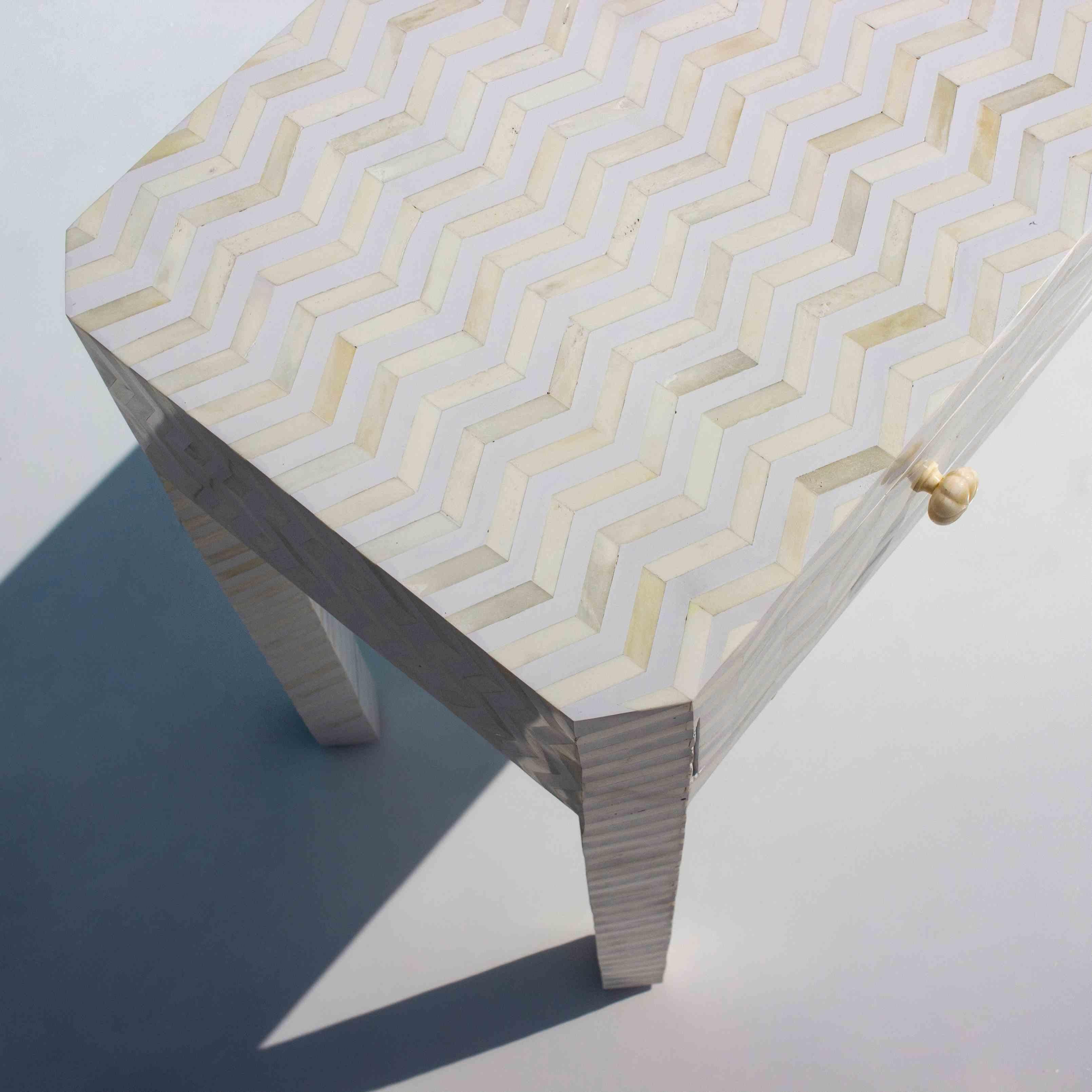 Zig Zag Weißer Schreibtisch (Moderne der Mitte des Jahrhunderts) im Angebot