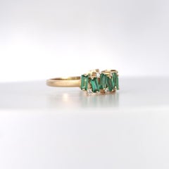 Ring aus Gelbgold im Zickzack-Design mit natürlichen Diamanten und Smaragden