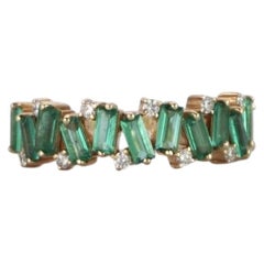 Ring aus Gelbgold im Zickzack-Design mit natürlichen Diamanten und Smaragden
