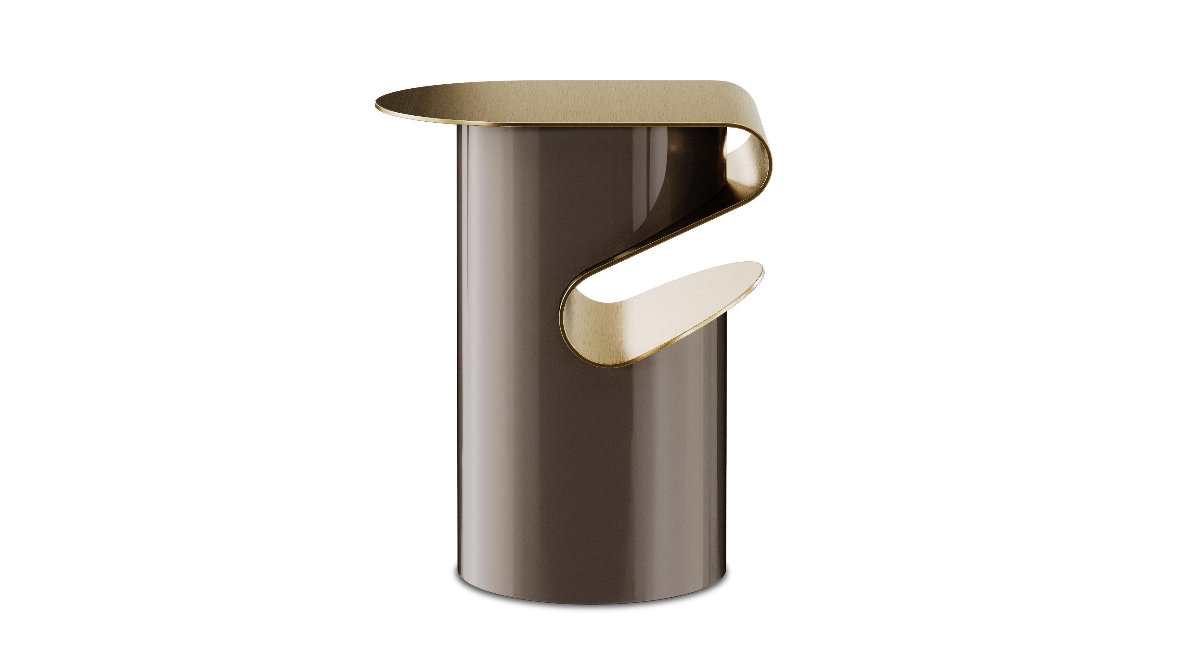 La table d'appoint Zigara est une déclaration d'art et de précision, mêlant matériaux luxueux et élégance fonctionnelle. Son plateau remarquable est fabriqué en acier inoxydable avec une finition chaude en laiton, présentant un motif complexe en
