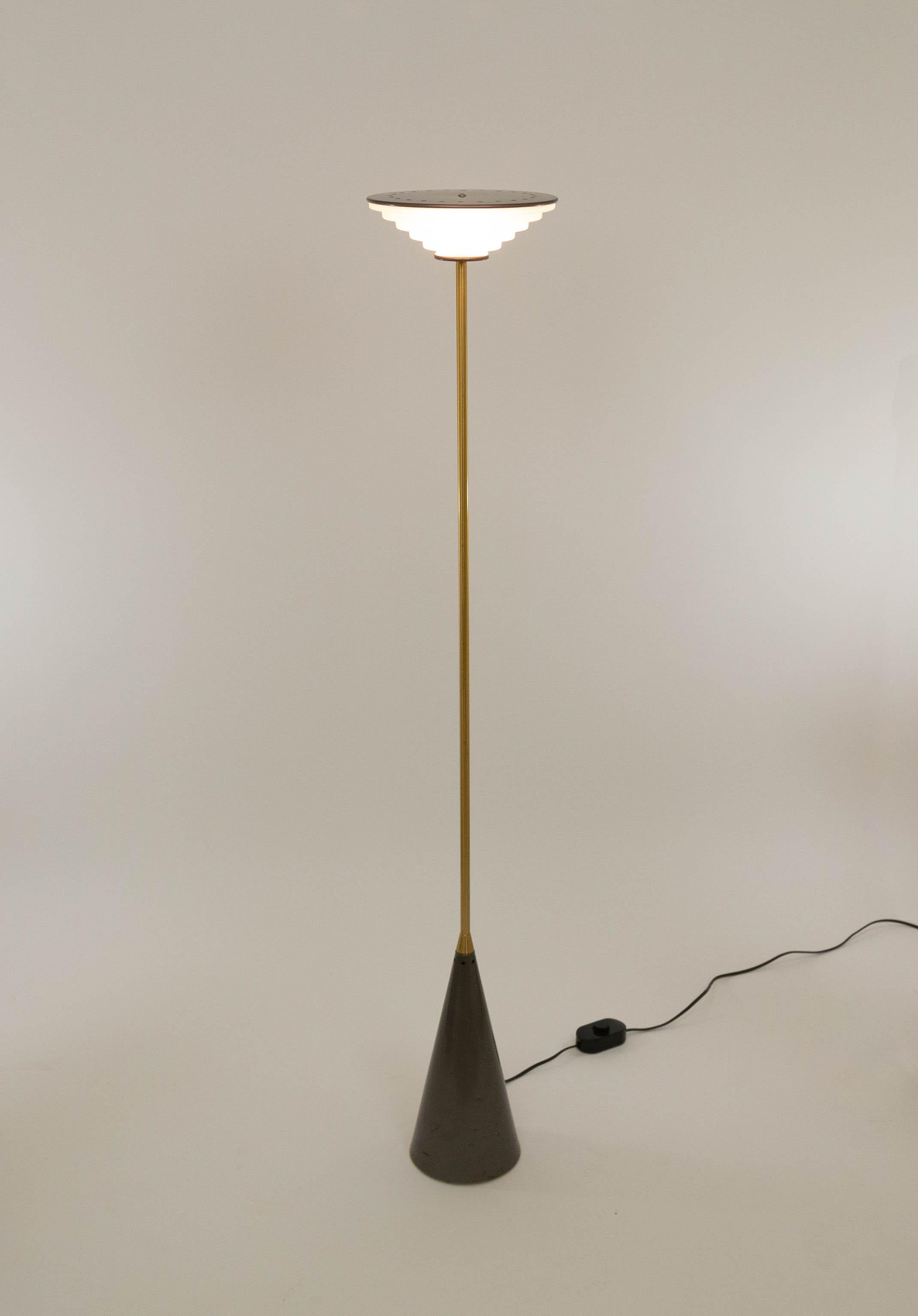 Italian Ziggurat floor lamp by Shigeaki Asahara for Stilnovo, 1980s For Sale