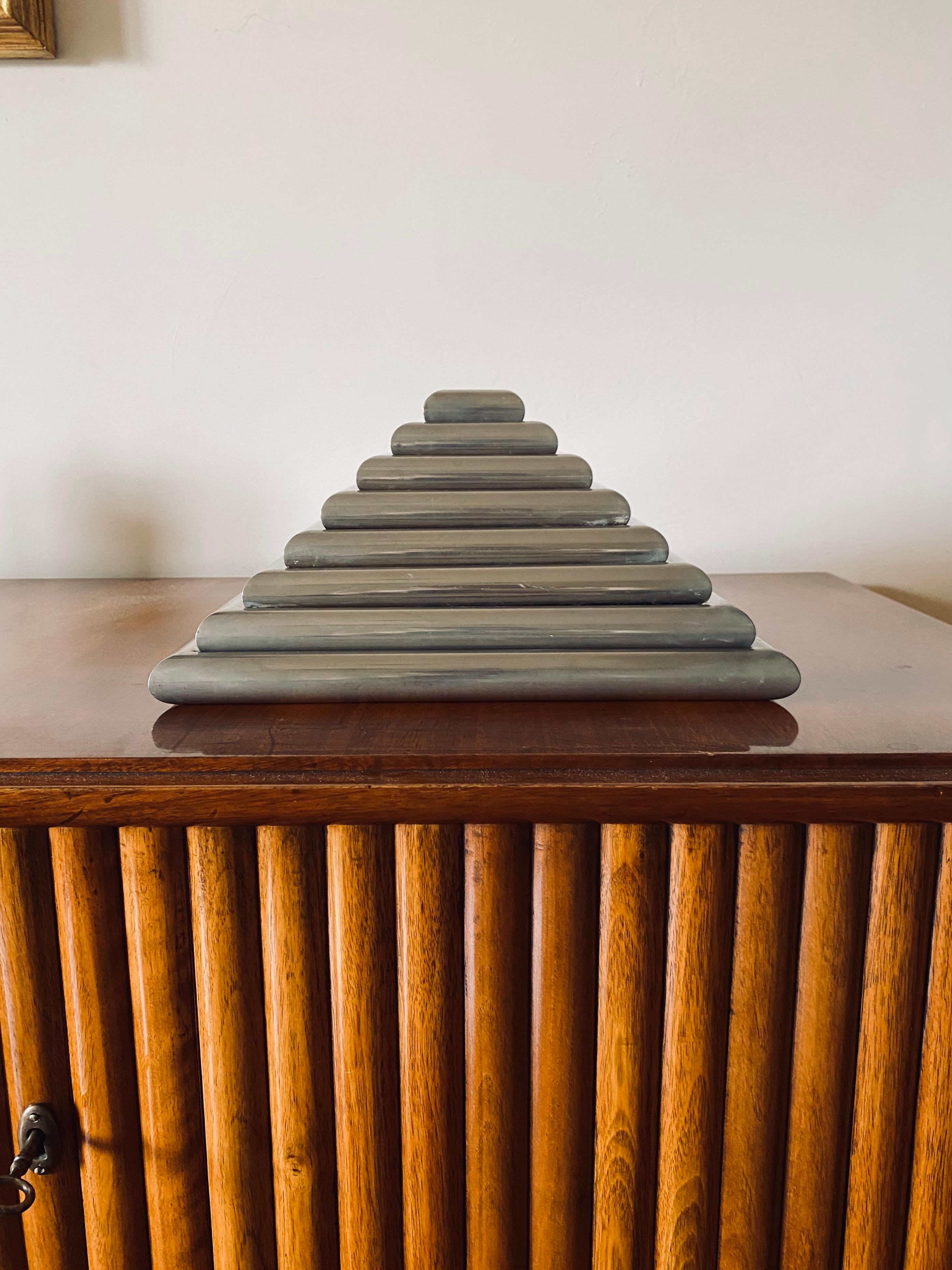 Ziggurat-shaped stacked trays / vide poche sculpture

Italy 1970s

in the manner of Willy Rizzo

Set of 7 mirrored trays / ashtrays / vide poche

H 19 cm

31 x 31 cm

Conditions: very good consistent with age and use.