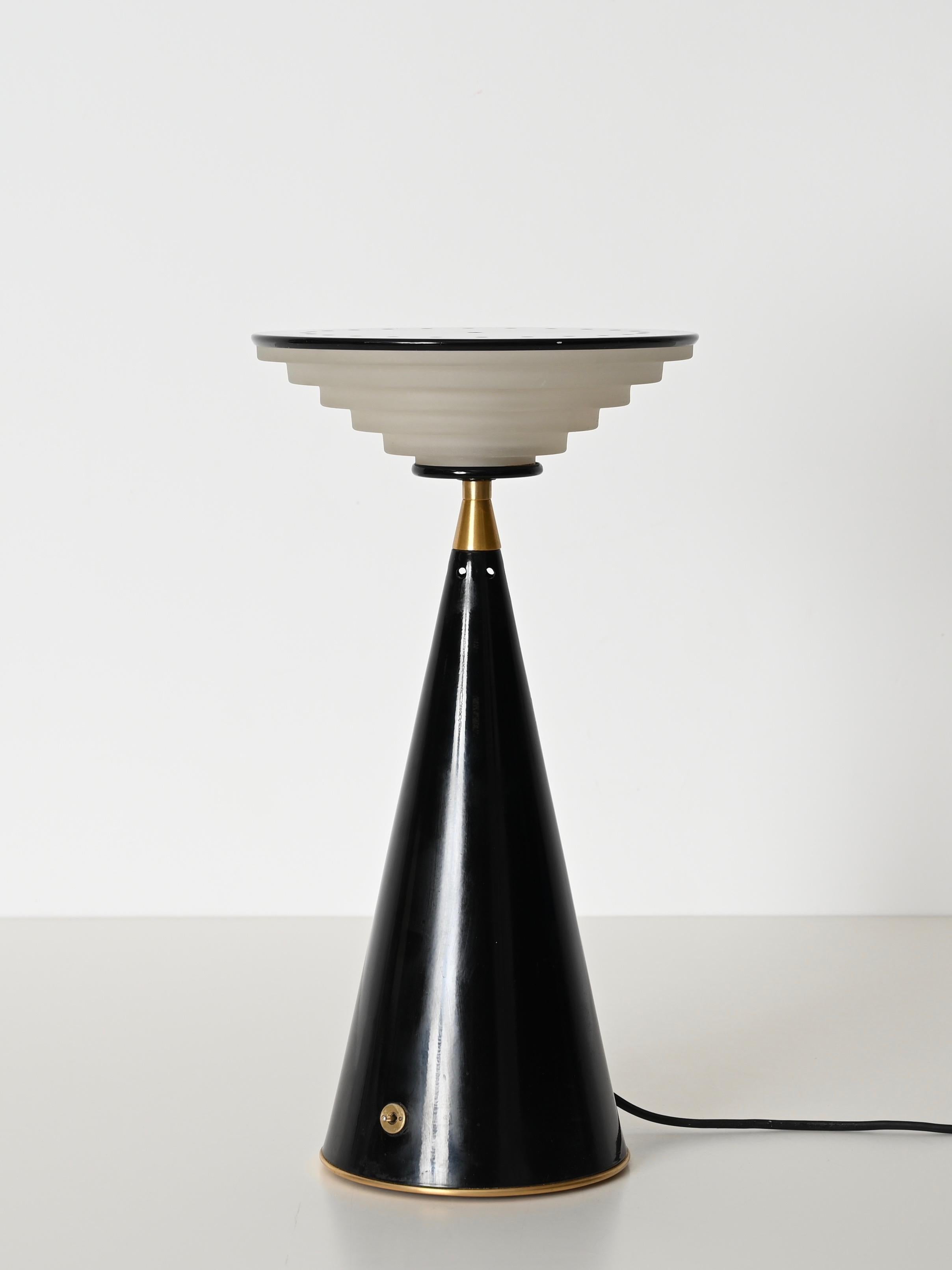 Spectacular Ziggurat table lamp designed by Shigeaki Asahara in 1981, and produced by the famous Italian lighting manufacturer Stilnovo. The lamp is signed on the base and on the brass bottom.

This incredibly rare and elegant lamp is in amazing