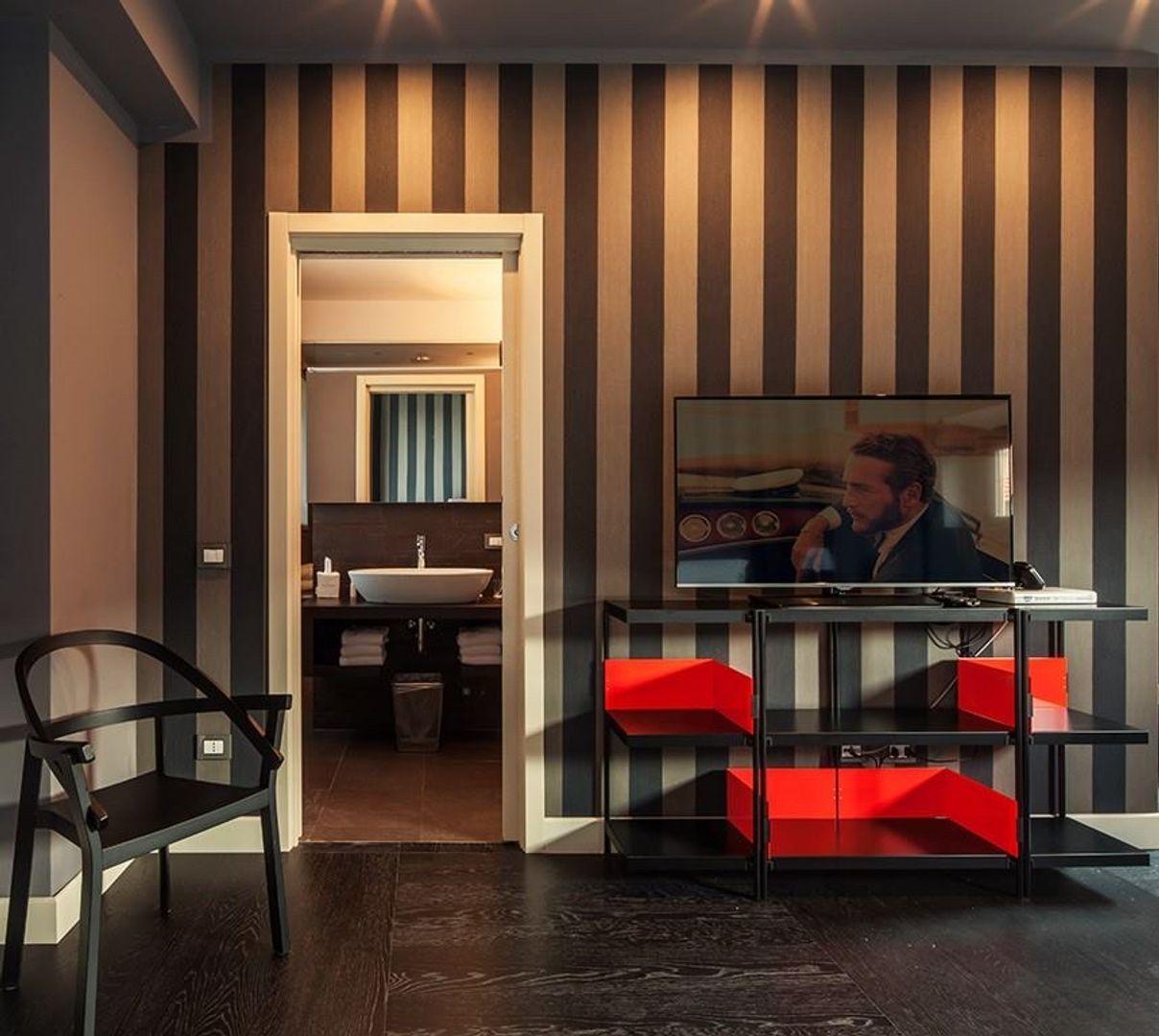 La structure en zigzag de l'étagère est simple et fraîche ; la palette de couleurs du travail du métal - noir, blanc, bronze et acier inoxydable poli - est complétée par deux types d'étagères en bois, en chêne et en noyer américain. Les serre-livres