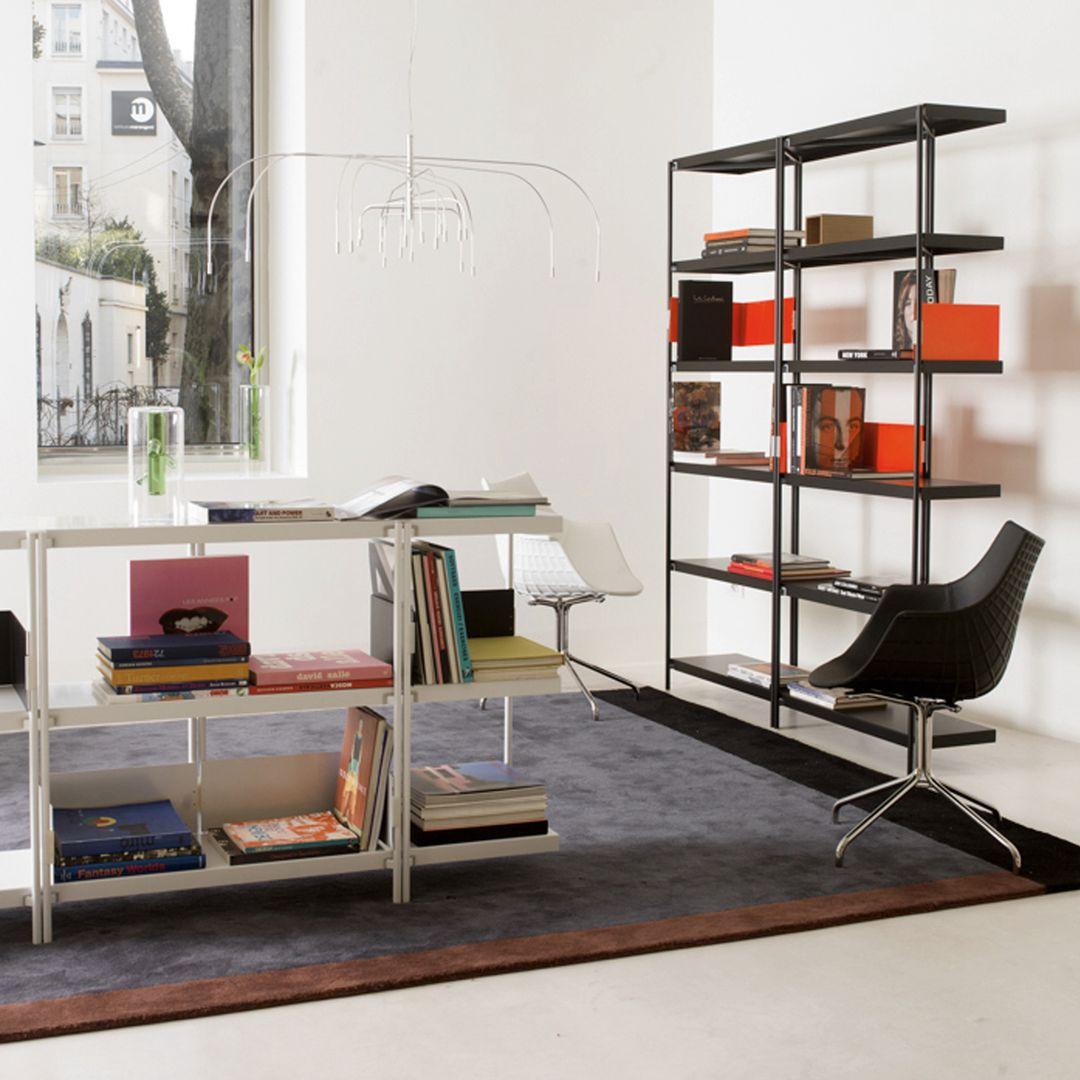 La struttura a forma di Zigzag dello scaffale è semplice e fresca; la palette di colori per la lavorazione del metallo - nero, bianco, bronzo e acciaio inossidabile lucido - è completata da due tipi di ripiani in legno, rovere e noce americano. I