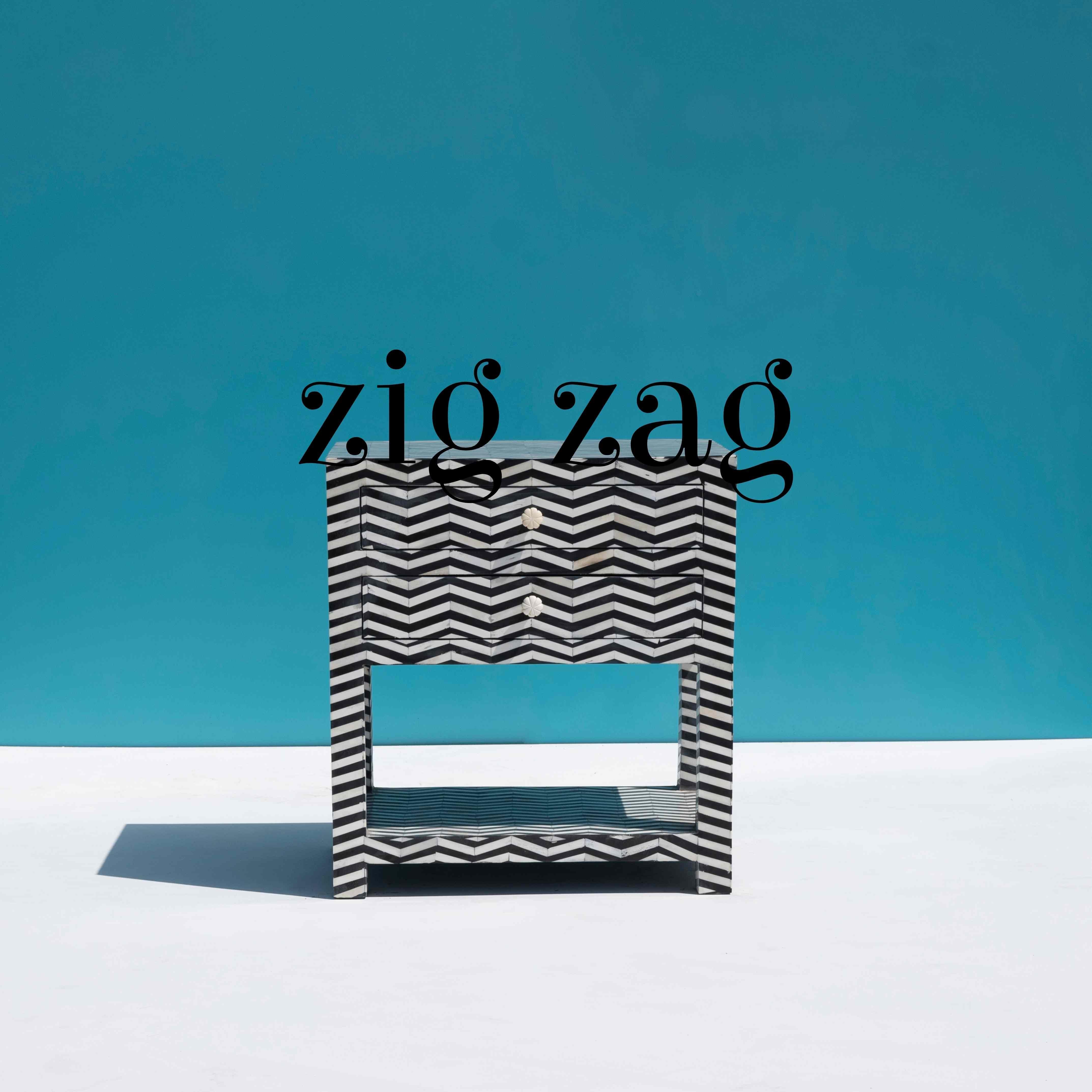 Ajoutez une touche d'élégance et de savoir-faire artisanal à votre chambre à coucher avec notre table de nuit à incrustation d'os en zigzag. Fabriquée à la main à partir de matériaux de haute qualité, cette table de nuit présente des structures