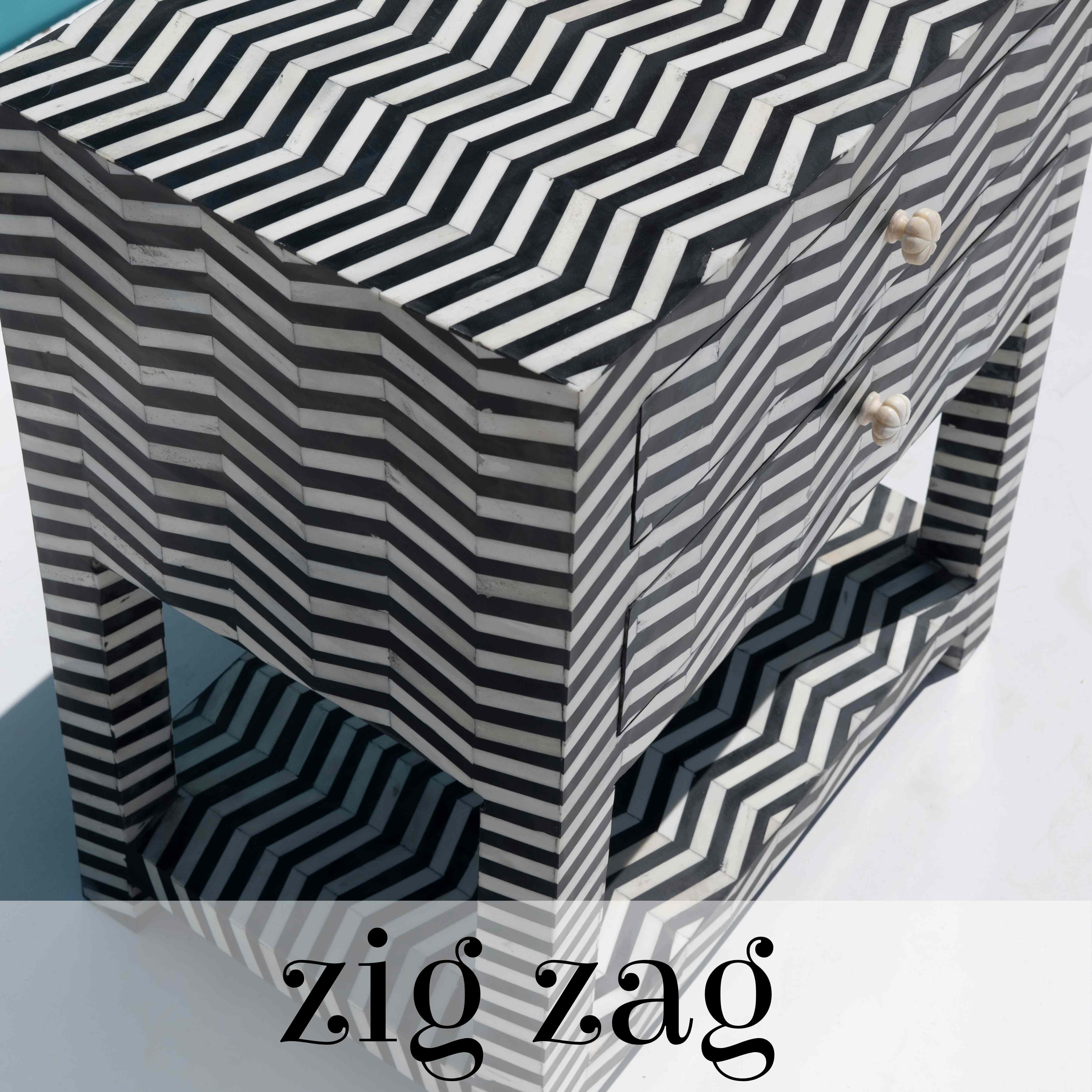 Indien Table de nuit noire Zig Zag en vente