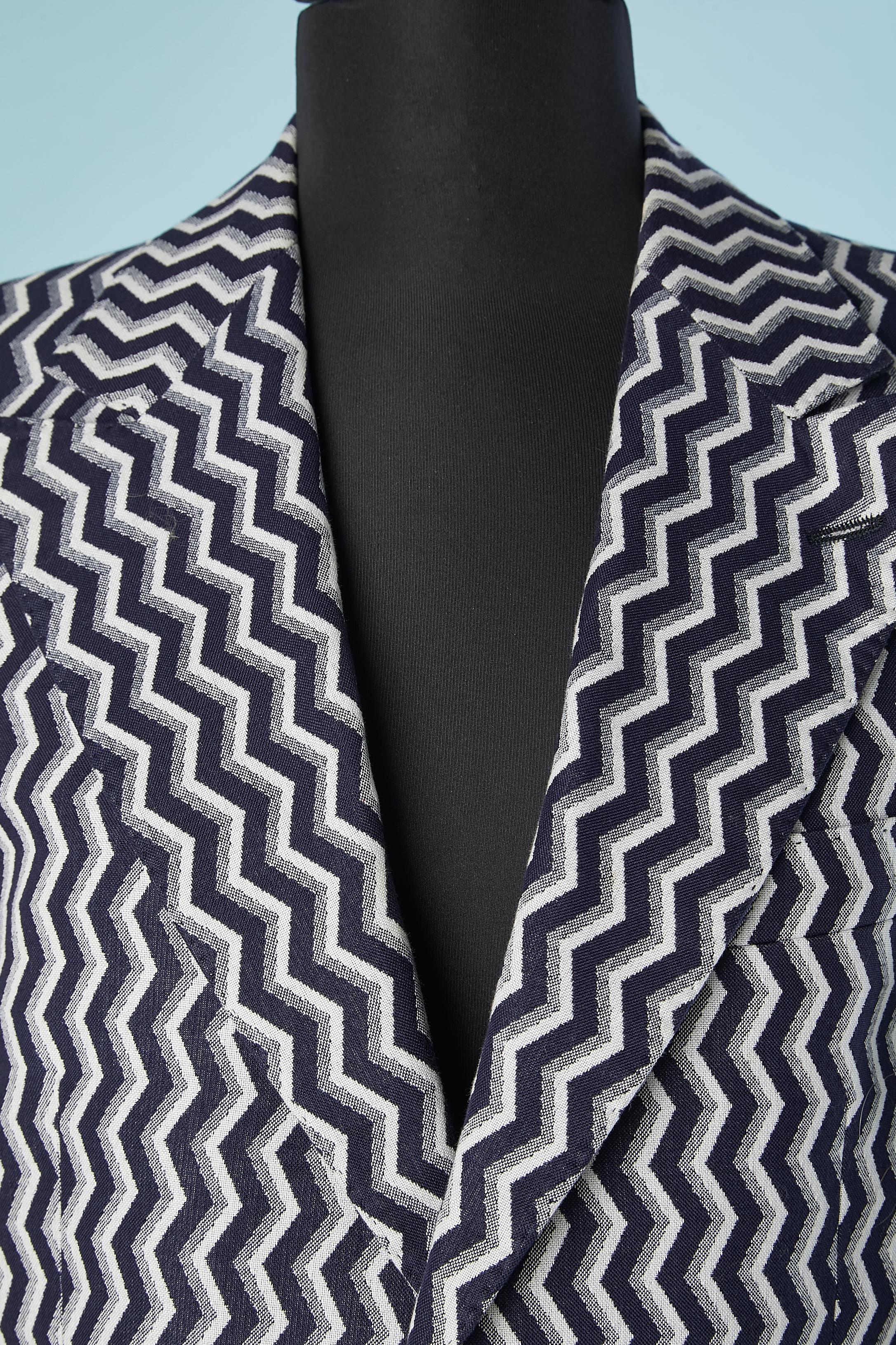 Veste pour homme à motif jacquard zigzag avec doublure de marque. Hologramme d'authenticité. 
2 poches extérieures et 4 poches intérieures (de tailles différentes). Pad d'épaule
TAILLE 48