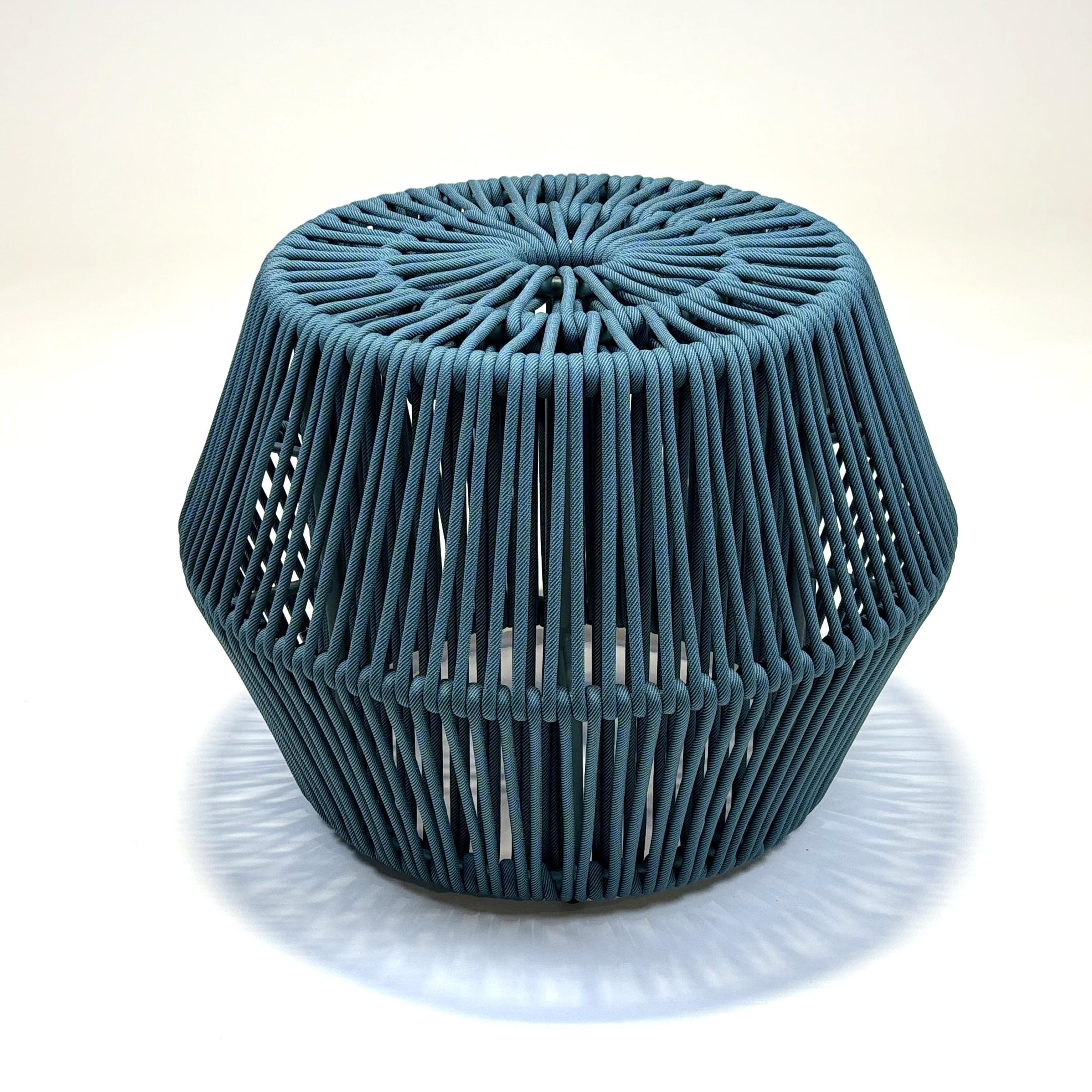 Pouf ZigZag di Emiliana Design per Kettal
2023

Struttura in alluminio verniciato a polvere, cordoncino in corda intrecciata color verde acqua.
Adatto all'uso esterno.
