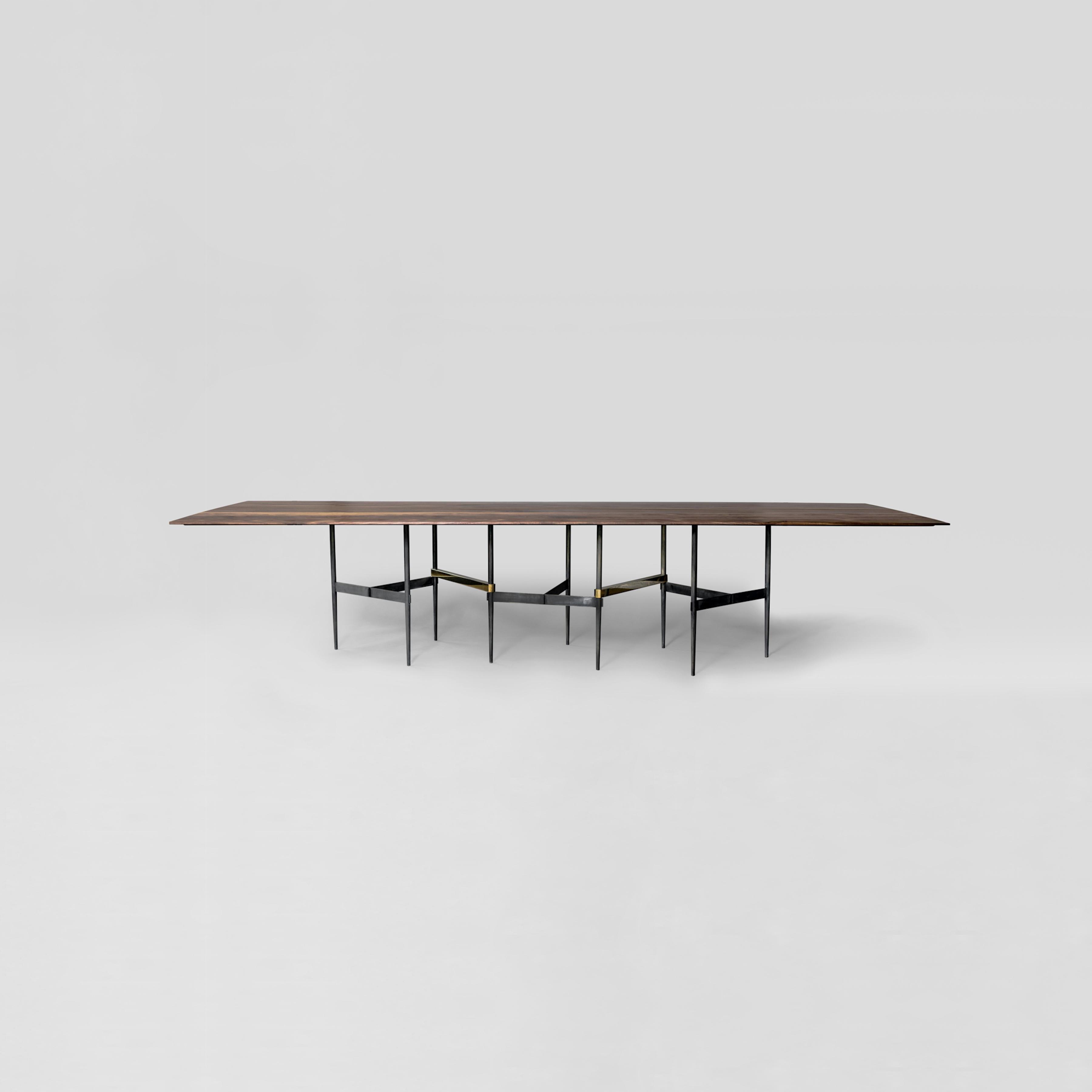 Mesa Zigzag de Atra Design.
Dimensiones: P 280 x An 110 x Al 73,6 cm.
Materiales: madera de nogal, latón, acero.
Disponible en otros materiales y tamaños.

Atra Design
Somos Atra, una marca de muebles producidos por Atra form, una planta de