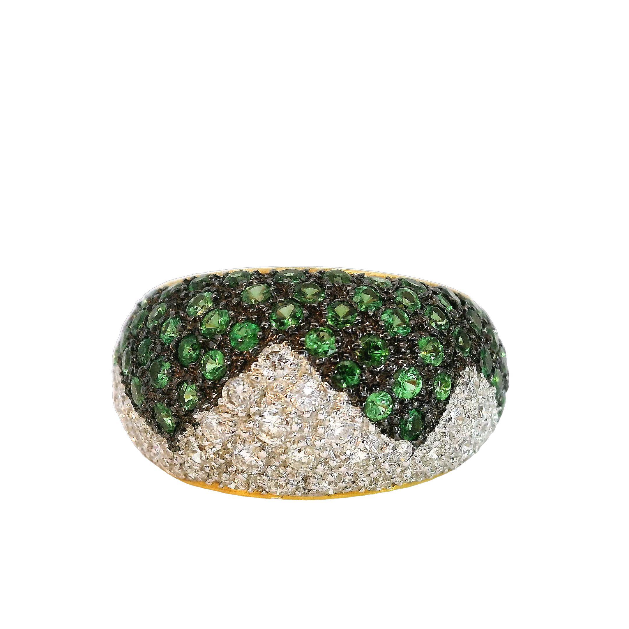 Cette pièce remarquable éblouit par son contraste créatif vert et blanc. Un chemin sinueux en zigzag serpente le long de la tige, présentant d'un côté des tsavorites vibrantes dans des solitaires brillants. L'autre éblouit par une étincelante