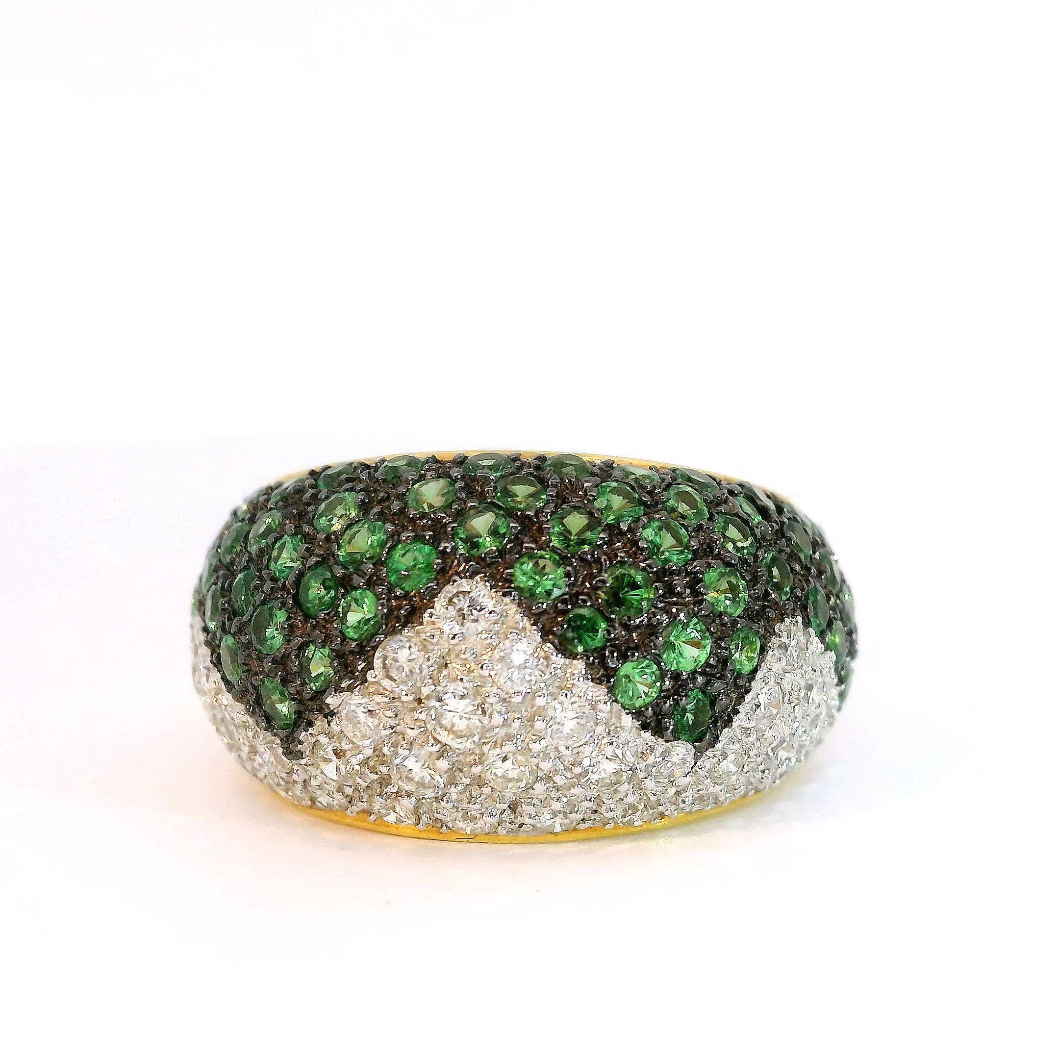 Contemporain Bague pavée en zigzag de tsavorites et de diamants en or jaune 18K en vente