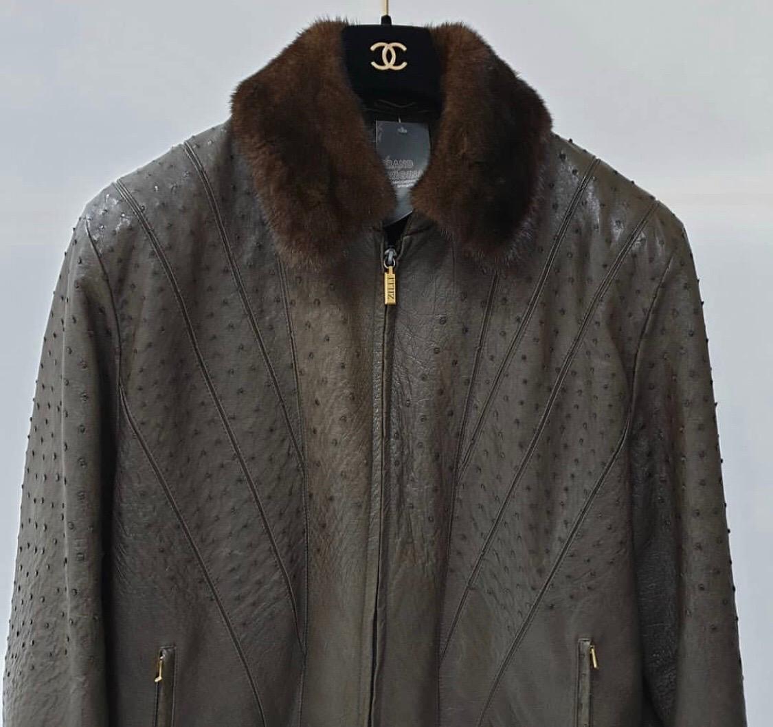 Rare Zilly Nolot Marron Ostrich Leather Fur Jacket

Article de luxe.

Doublure en vison.

2 colliers amovibles (vison et oistrich)

L'état est très bon.

Sz 52