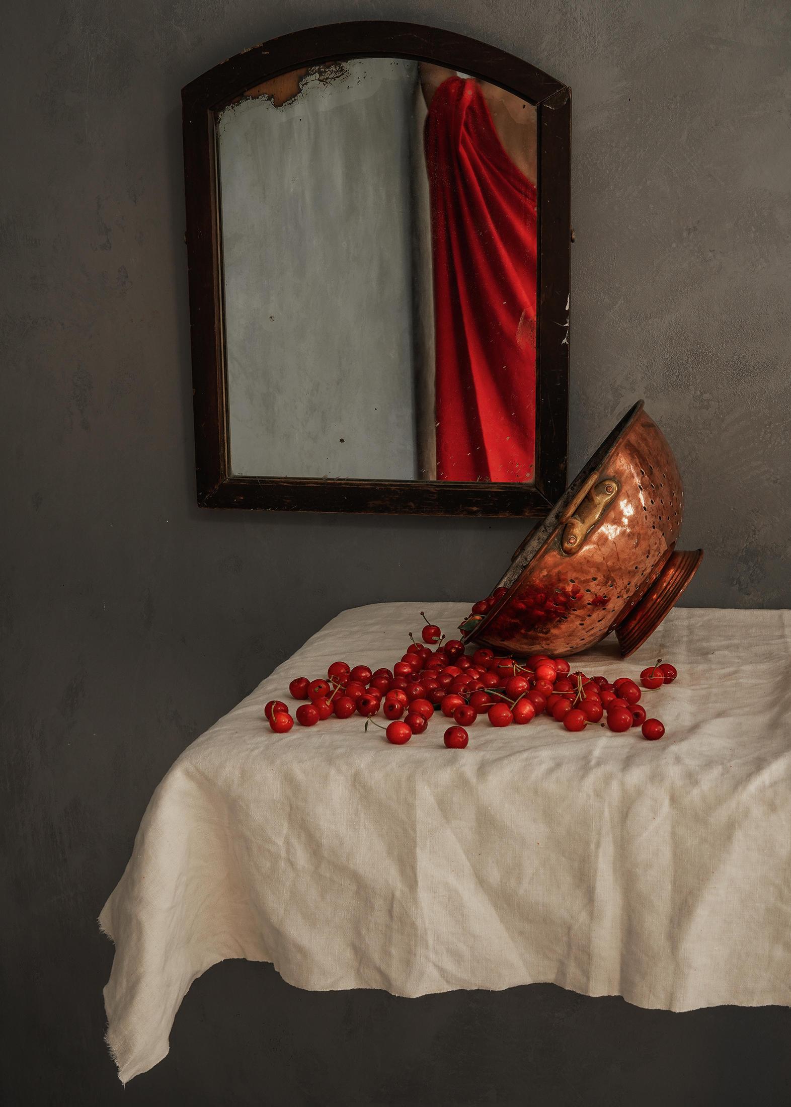 Zoë Zimmerman Still-Life Photograph – Kuchen Kirschen II