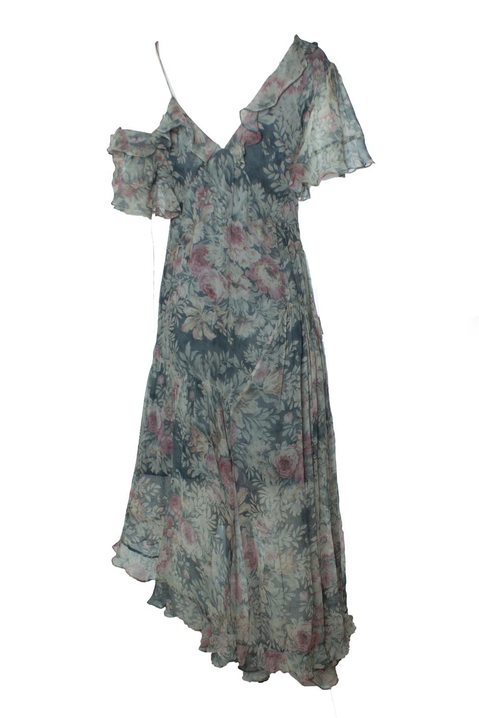 Zimmermann, asymmetric one shoulder silk dress with floral print. The item is new - unworn.

CONDITION: new - unworn

SIZE: 3- L

MEASUREMENTS: length 127 cm, width 38 cm, waist 41 cm, shoulder width 44 cm, sleeve length 22 cm

MATERIAL: 100%