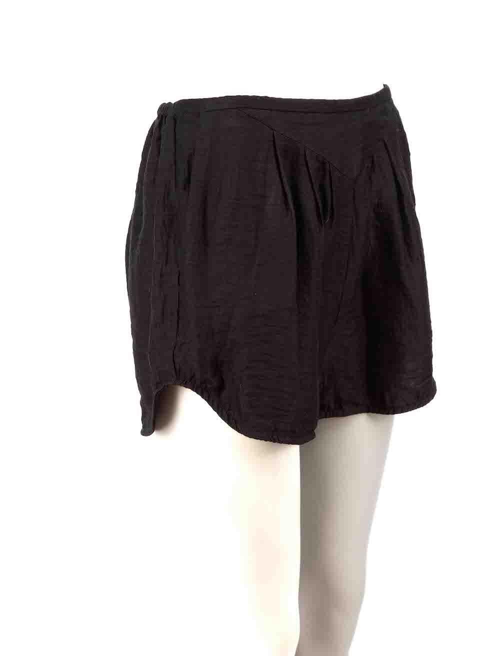 CONDITION is Very good. Hardly any visible wear to shorts is evident on this used Zimmermann designer resale item.
 
Details
Black
Viscose
Shorts
Elasticated waist
2x Side pockets

Made in China
 
Composition
41% Viscose, 41% Tencel, 18% Nylon

Care
