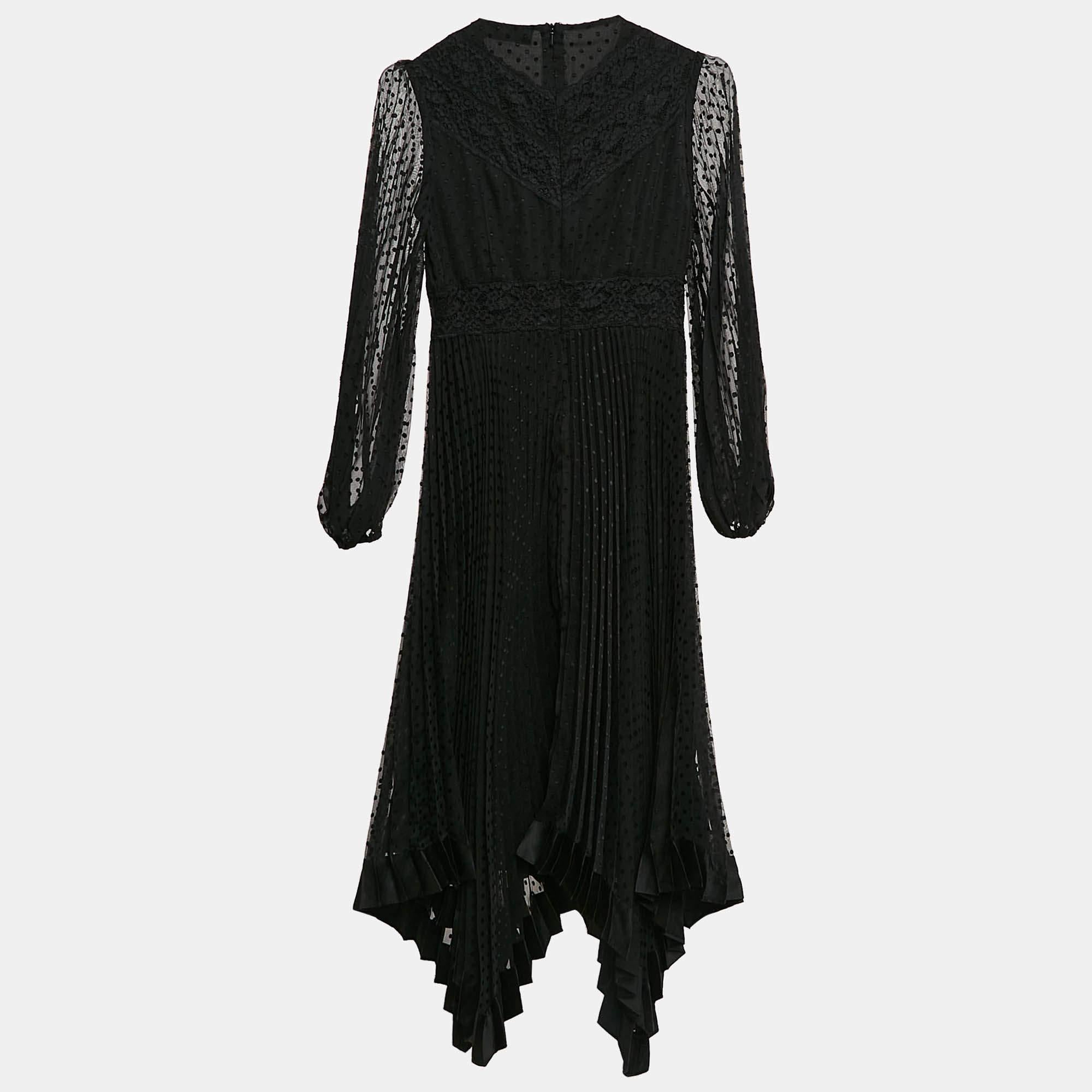 Exhibit a stylish look by wearing this beautiful designer dress. Tailored using fine fabric  this dress has a chic silhouette for a framing fit. Style the creation with chic accessories and pumps.