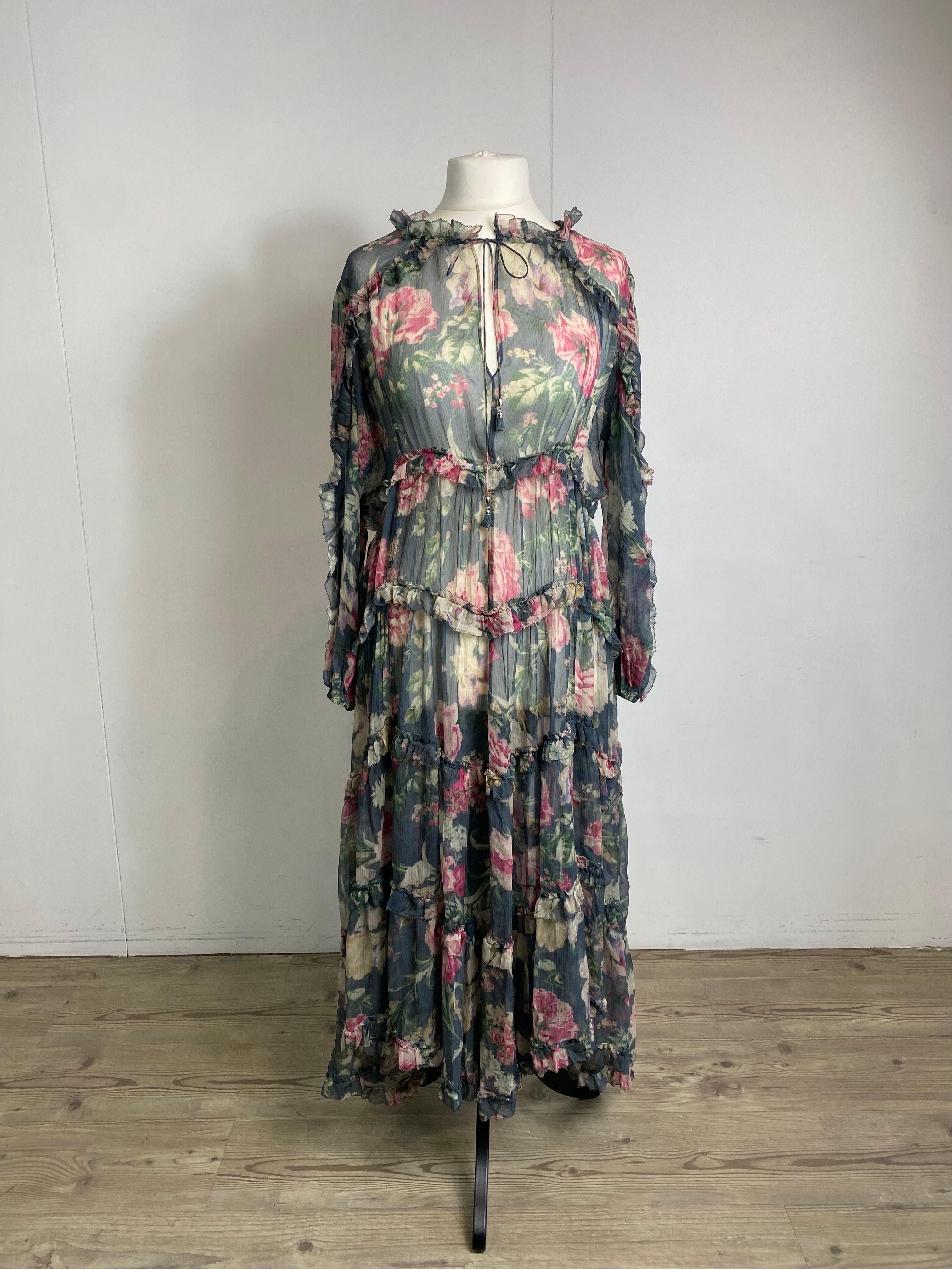 Zimmermann dress.
In silk, floral pattern. Transparent fabric.
Size 2 which corresponds to an Italian 44.
Shoulders 44 cm
Bust 60 cm
Length 135 cm
Excellent general condition, like new.