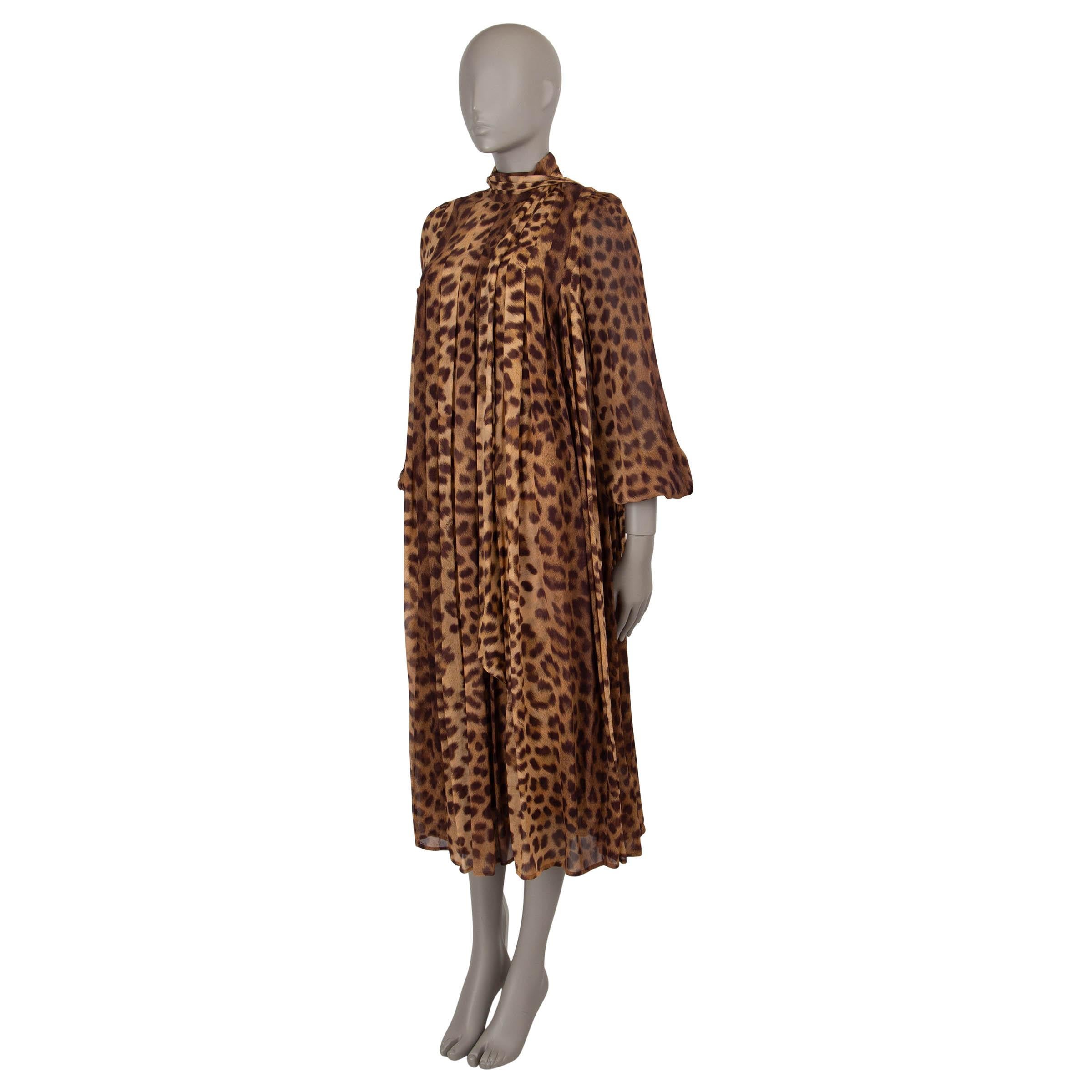 Questo abito Zimmermann Crush 100% autentico in viscosa marrone stampata a leopardo incarna l'eleganza senza sforzo. Caratterizzato da una fluida silhouette ad A e da una lunghezza midi, presenta un collo alto con laccetto rimovibile e maniche