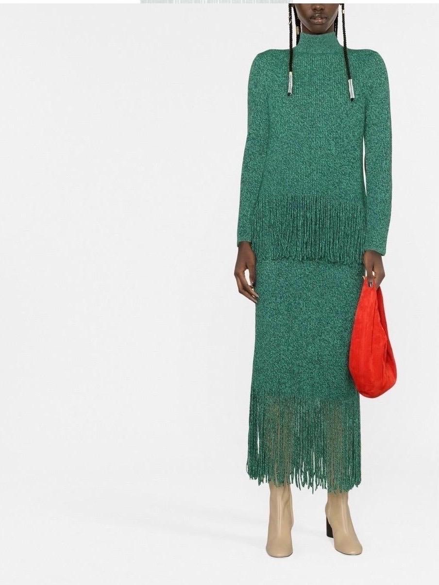 Zimmermann coordinated suit.
Sweater + skirt.
In emerald green cashmere and merino wool
The sweater is a size 3 which corresponds to an Italian 46
Shoulders 44 cm
Bust 52 cm
Length 72 cm
The skirt is a size 2 which corresponds to an Italian