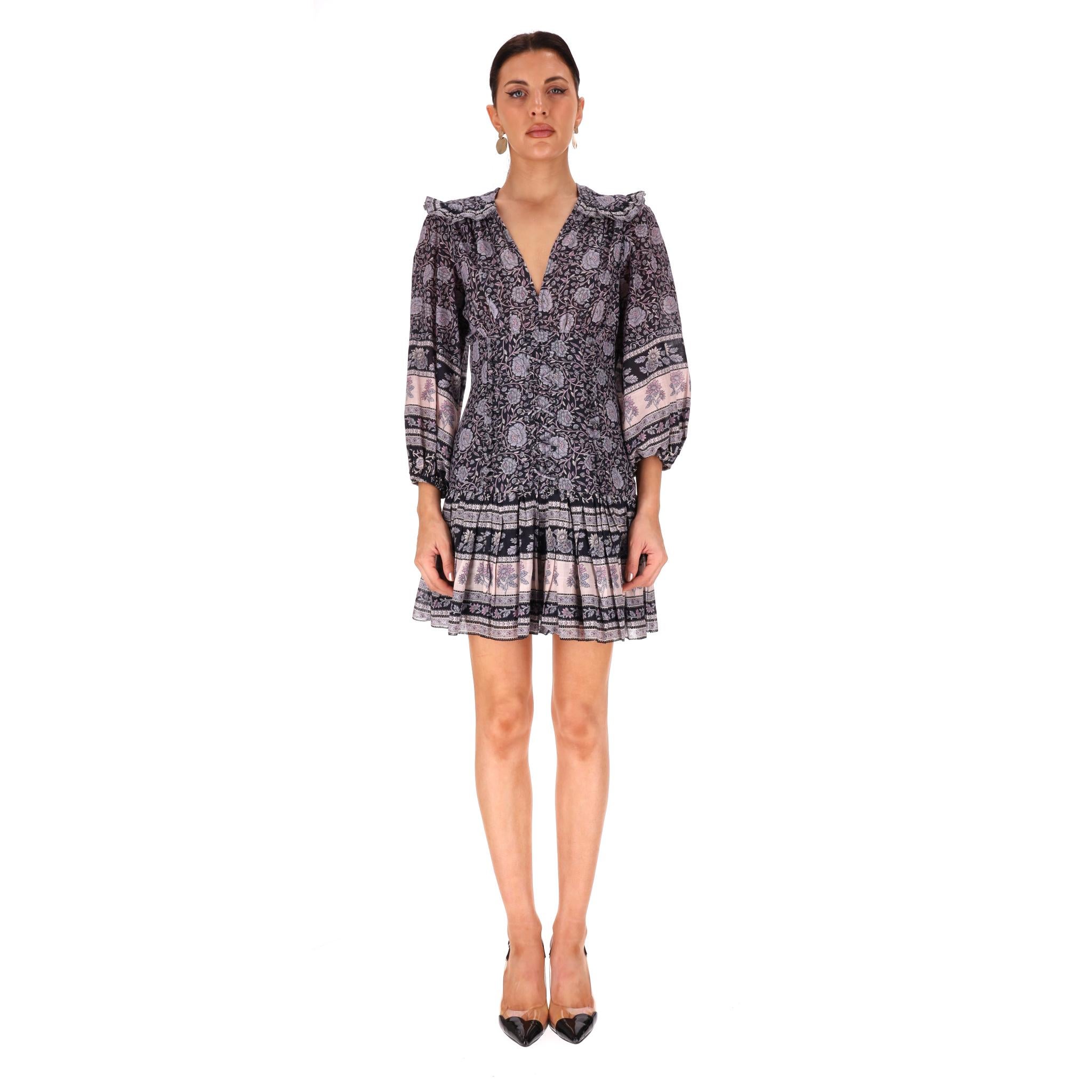 Zimmermann - Robe à volants en coton imprimé

Mini robe noire à volants conçue avec des imprimés floraux rose pâle et violet.

La partie arrière est ornée d'un laçage en forme de corset.

Doté de poignets élastiques, d'une jupe évasée et d'un col en