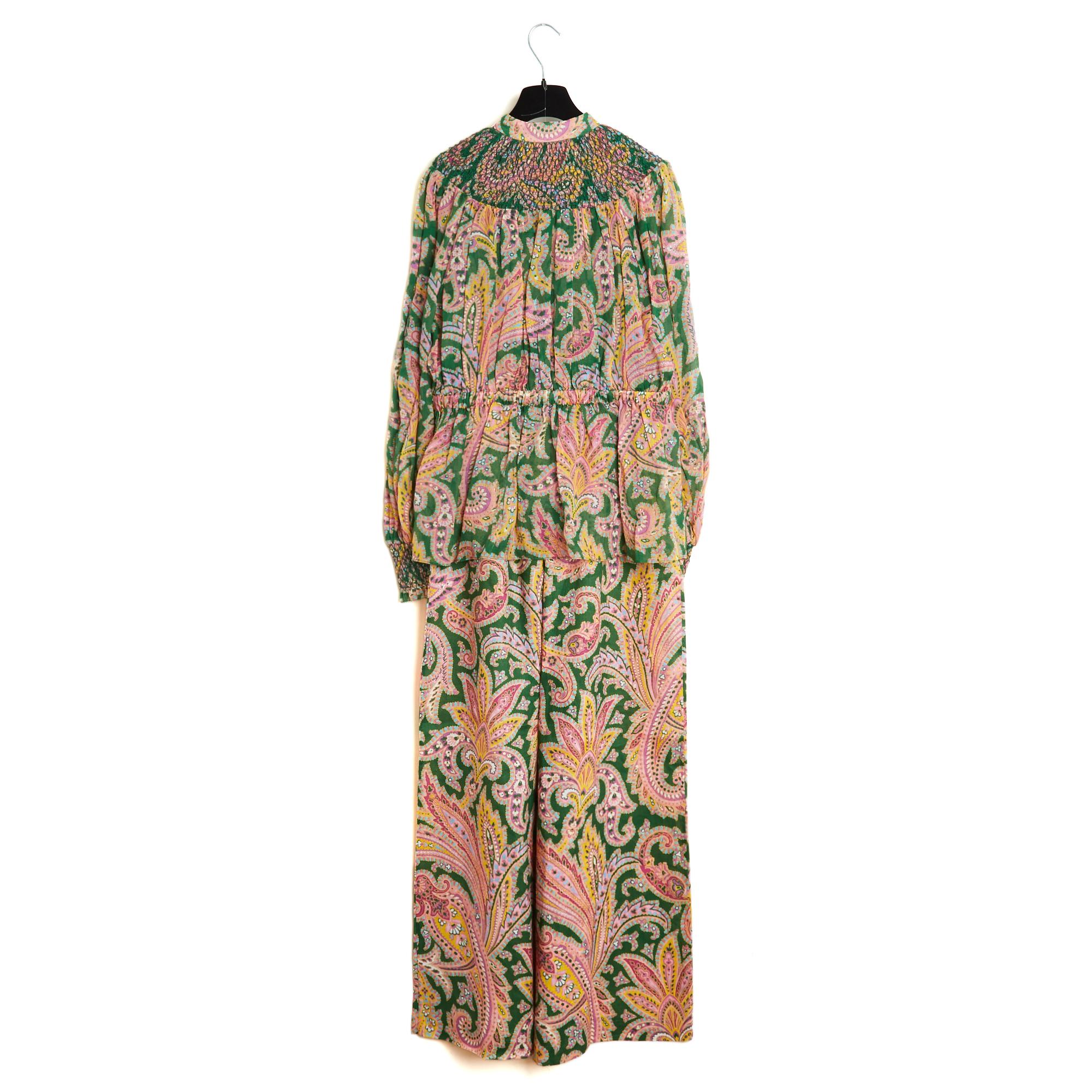 Zimmermann Set mit Blumendruck in Grün- und Rosatönen, bestehend aus einer Ramie-Bluse mit Rundhalsausschnitt, der mit 9 gehäkelten Knöpfen und einem Kordelzug in der Taille geschlossen wird, Smokings am oberen Teil der Bluse und am unteren Ende der