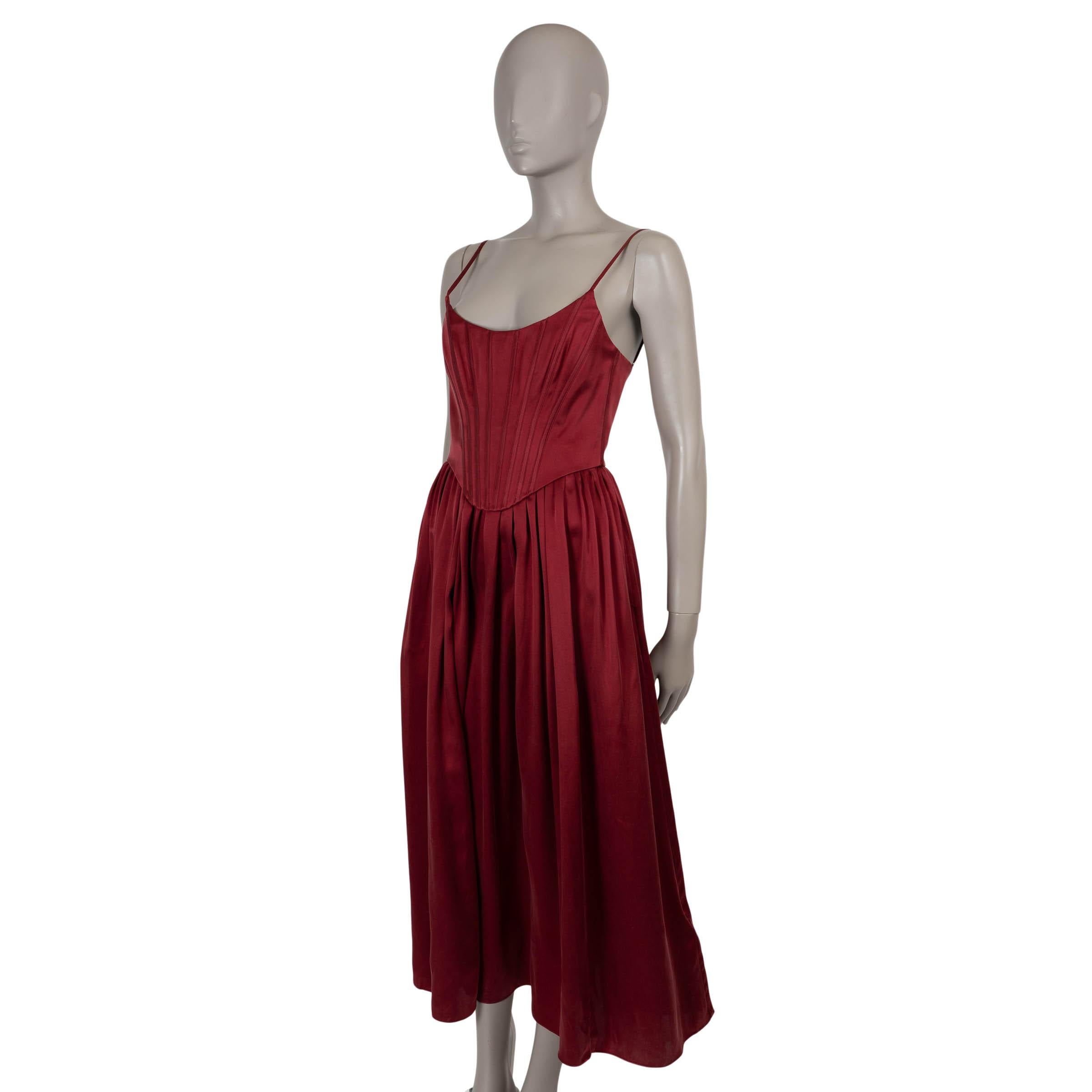 Cette robe de cocktail 100% authentique de Zimmermann en satin de soie bordeaux grenat respire l'élégance sans effort. Conçue avec une silhouette flatteuse de type 