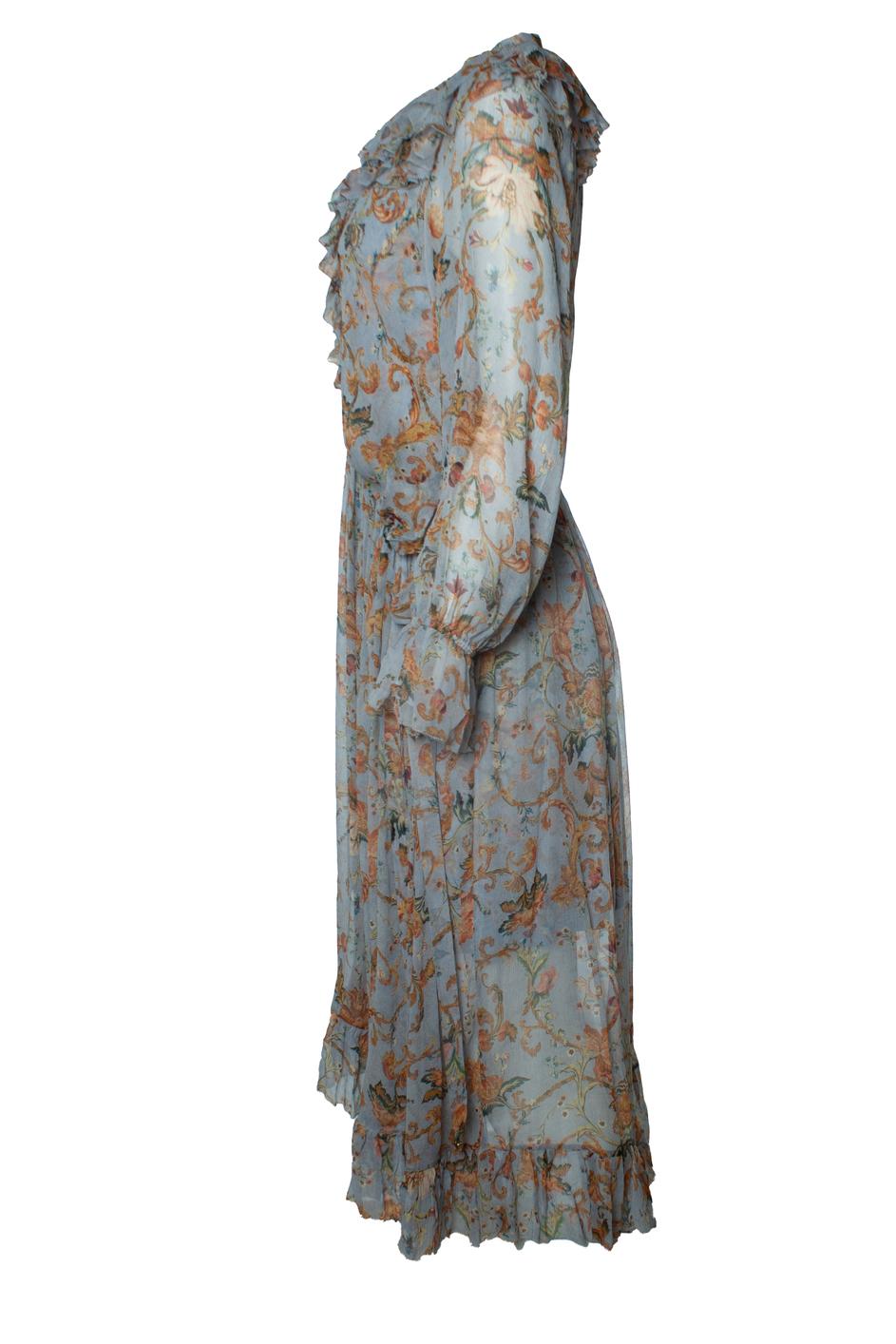 Zimmermann, maxi abito grigio con stampa floreale e bordo a balze. L'articolo è nuovo - non indossato. Viene fornito con una sottoveste

CONDIZIONE: nuovo - non indossato

TAGLIA: 3 - L.

MISURE: lunghezza 125 cm, larghezza 47 cm, vita 47 cm,
