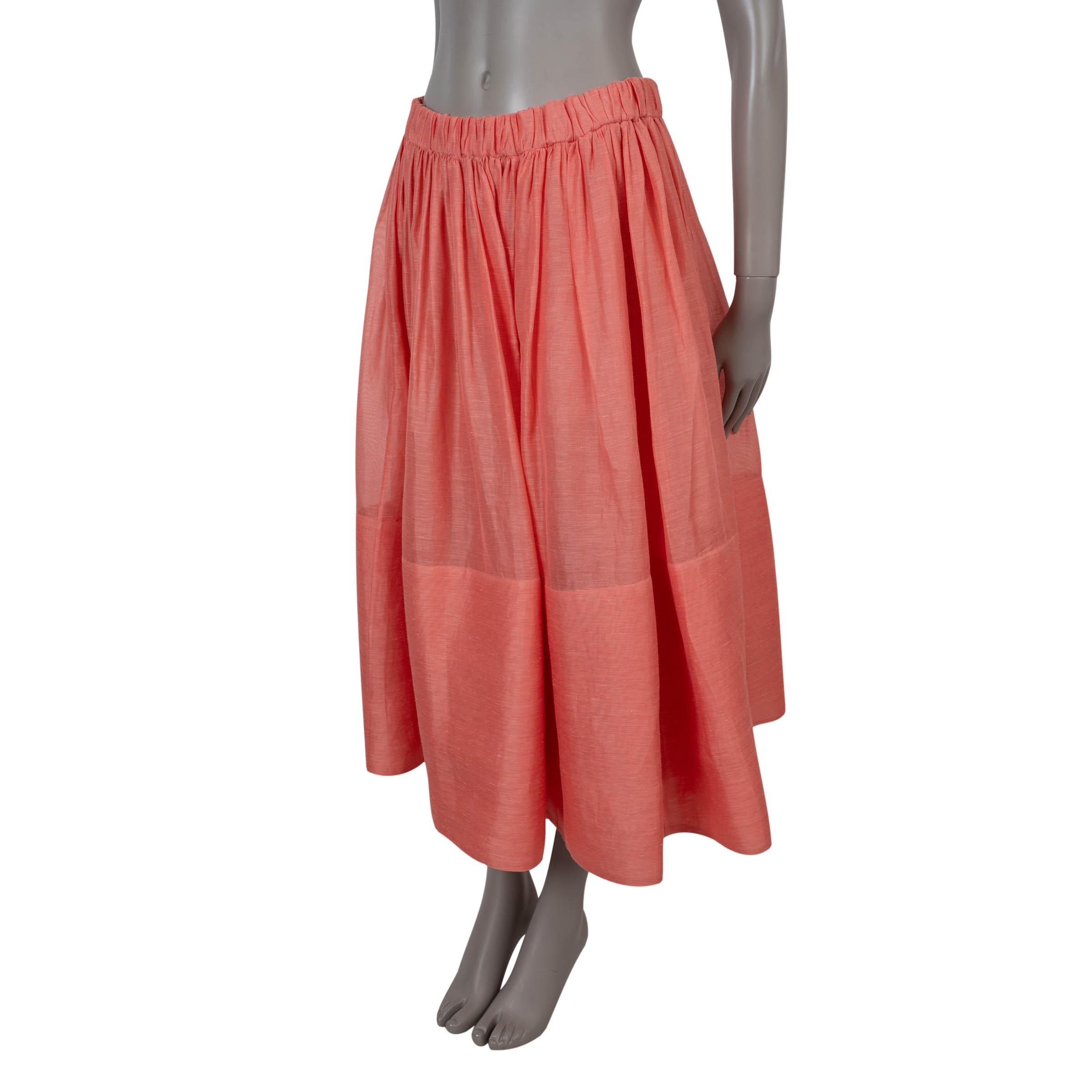 Dieser 100% authentische Zimmermann Botanica Rock aus organzaartigem Leinen (55%) und Seide (45%) in Guavarot verkörpert feminine Eleganz. Es hat eine mittellange A-Linien-Silhouette, leichte Raffungen an der Taille, einen elastischen Bund für mehr