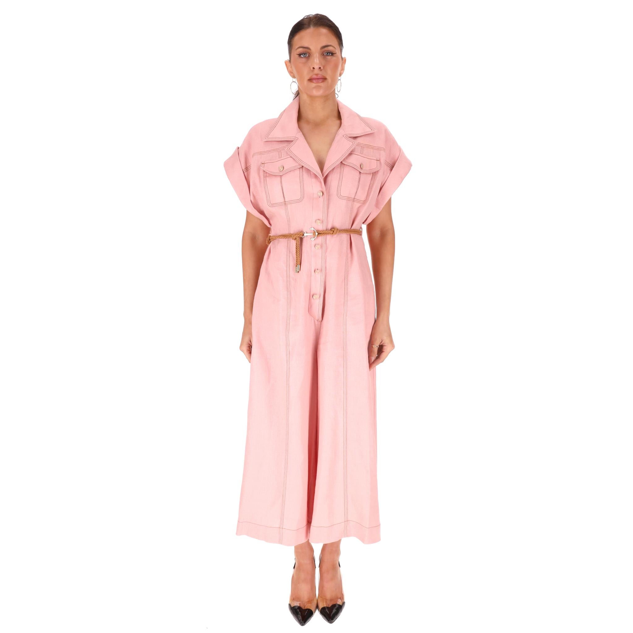 Zimmermann - Tuta in lino con cintura e gamba larga

Tuta in lino rosa con chiusura frontale con bottoni, colletto alla cubana, maniche corte, tasche con patta sul petto e silhouette a gamba larga.

Presenta bottoni decorativi ad ancora, cuciture a