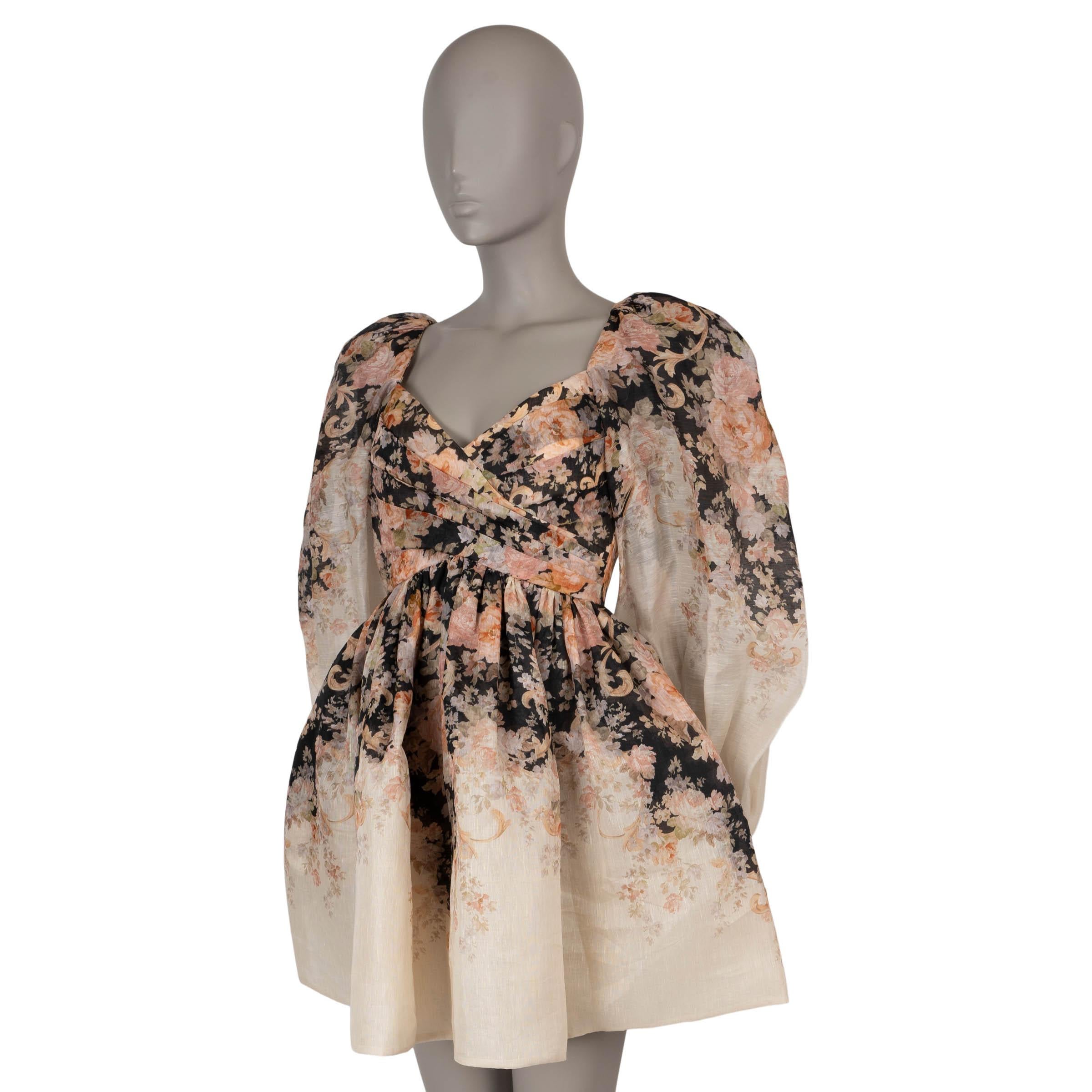 Dieses 100% authentische Zimmermann Illustration drapierte Kleid mit Tea Rococo Blumendruck ist aus einer luxuriösen Mischung aus cremefarbenem, schwarzem und rosa Leinen (53%) und Seide (47%) gefertigt. Es hat eine taillierte Silhouette mit