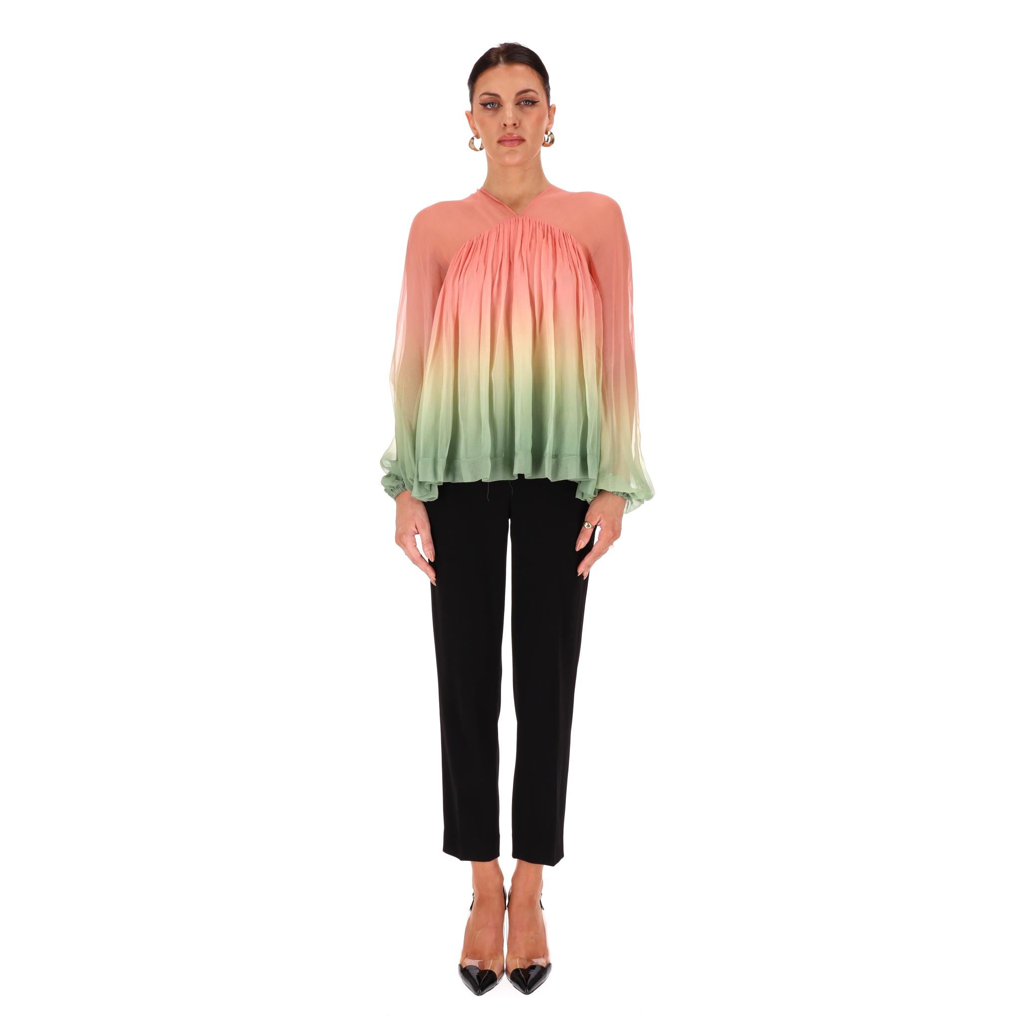 Brand New - Zimmermann - Top in chiffon con arricciature e sfumature

Camicetta in chiffon da cartolina con ombre multicolore.

Caratterizzato da pannelli trasparenti, scollo a V e corpetto arricciato in plissé.

Prezzo di listino circa 600