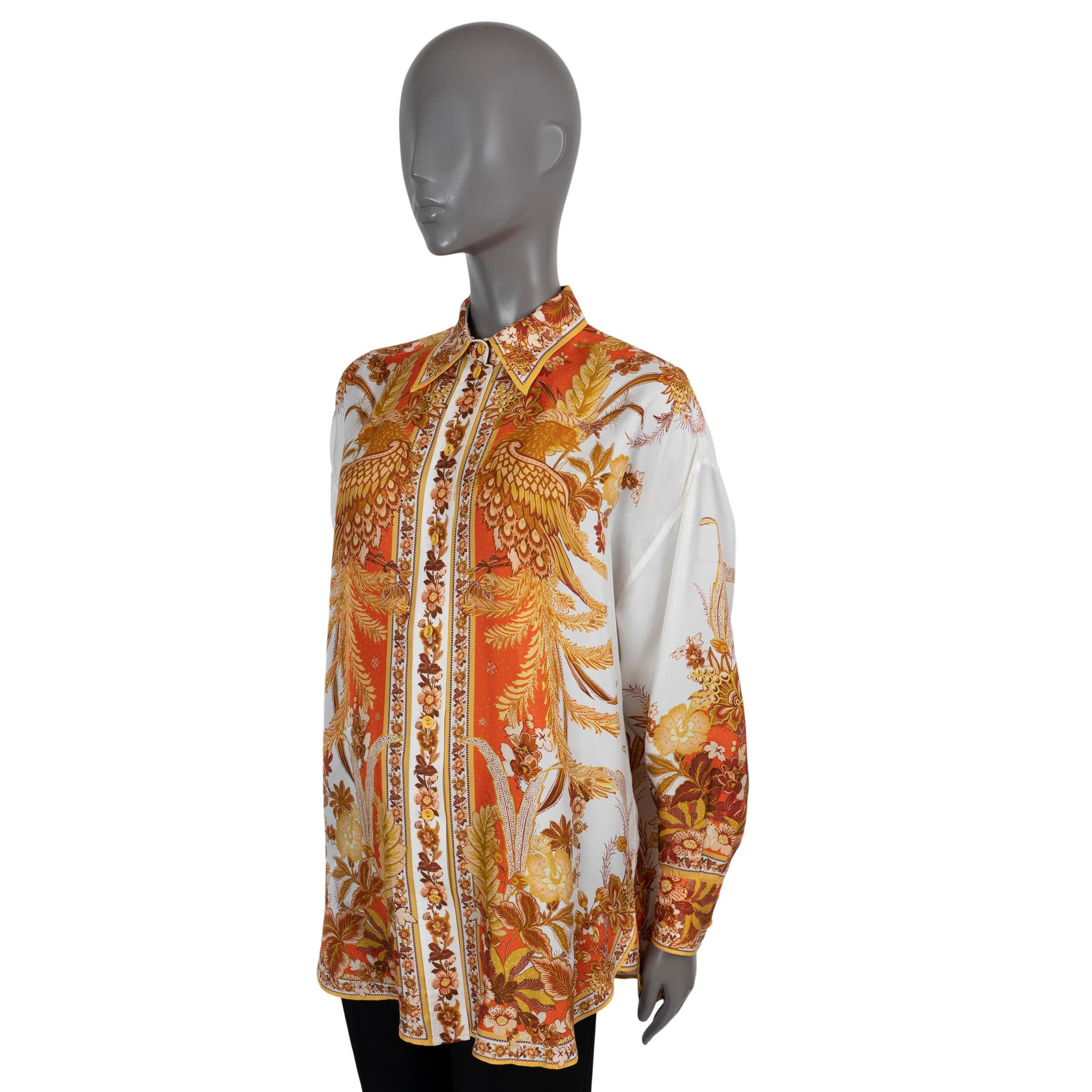 100% authentisches Zimmermann Hemd aus weißer Twill-Seide (100%) mit Brightside Placement Druck in Orange, Braun und Gold. Mit spitzem Kragen, abgerundetem Saum, plissiertem Rücken und geknöpften Manschetten. Wird mit verdeckten Knöpfen auf der
