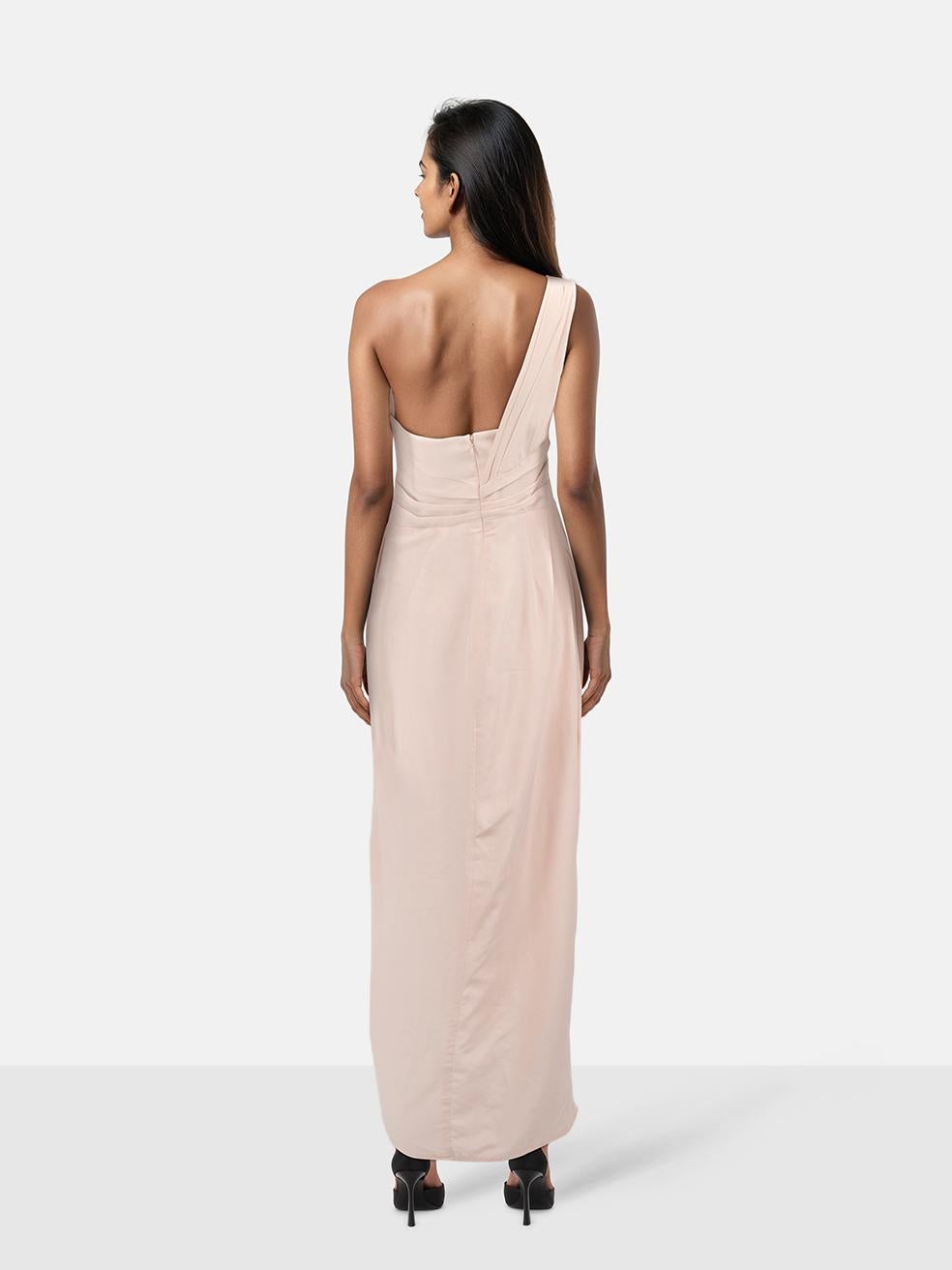 L'ÉTAT est très bon. L'usure minimale de la robe est évidente. Usure minime au dos en bas à gauche où une petite marque peut être vu et sur le devant sous la couche de la jupe avec décoloration sur ce Zimmermann utilisé designer revente article.
 


