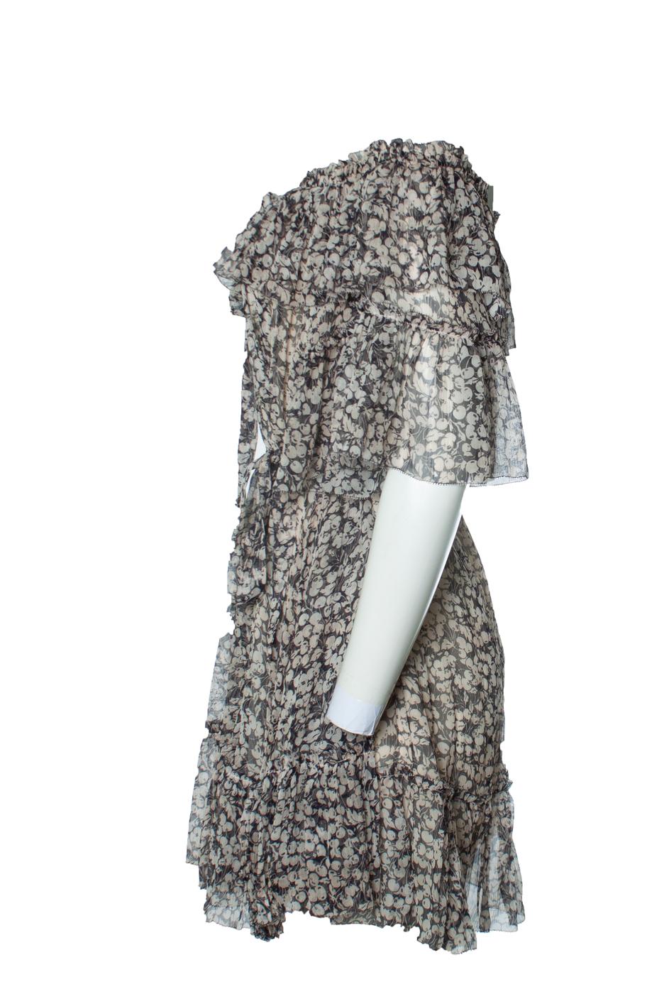 Zimmermann, Prima Cherry vestido con volantes sin hombros. El artículo es nuevo, no se ha usado.

ESTADO: nuevo - sin usar

TALLA: 3- L

MEDIDAS: largo 87 cm, ancho 44 cm, cintura 48 cm

MATERIAL: 100% seda

CUIDADO: limpieza en seco

COLOR: negro,