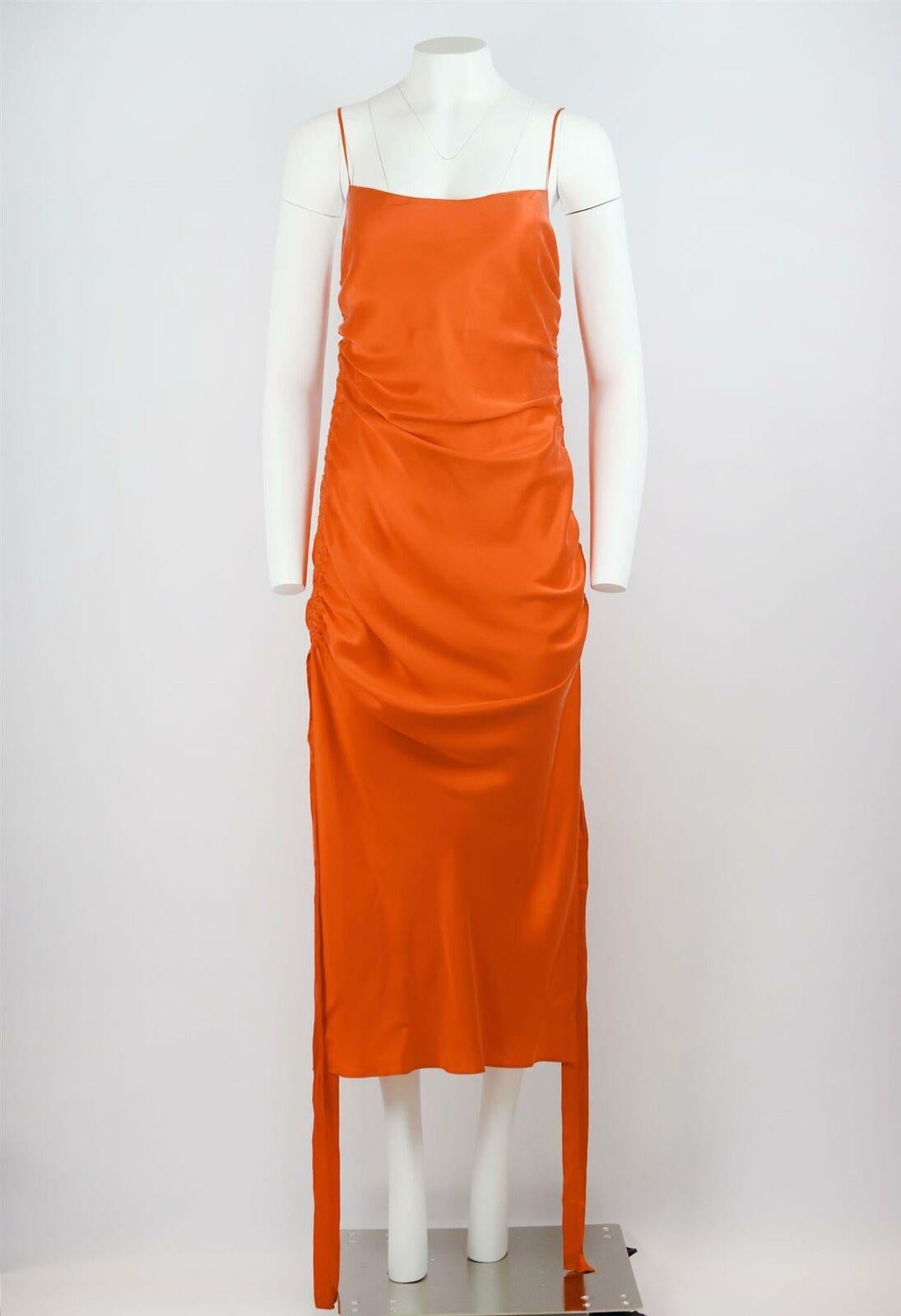 Kürbisfarbenes Midikleid aus gerüschtem Seidensatin von Zimmermann mit folgenden Eigenschaften: Spaghettiträger, quadratischer Halsausschnitt, taillierte Silhouette, Seitenschlitze, lange Länge und gerüschte Spitzen an den Seiten, um die Länge des
