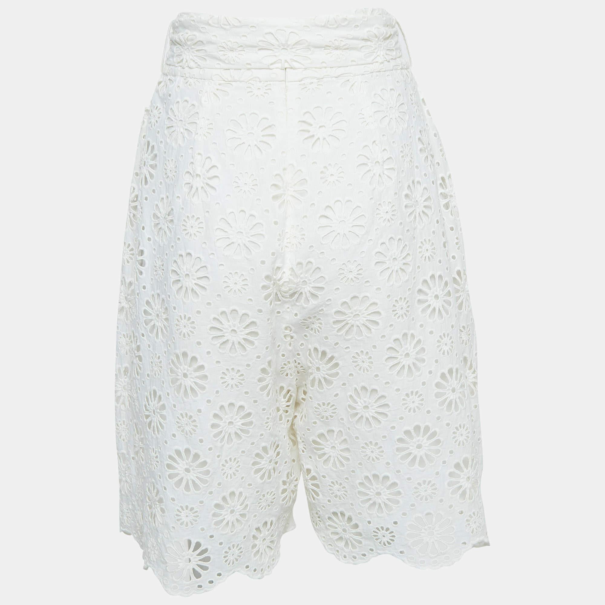 Relaxed days call for a pair of shorts like this. Stitched using high quality fabric these designer shorts are styled with classic details and have a superb length. Wear them with T shirts.