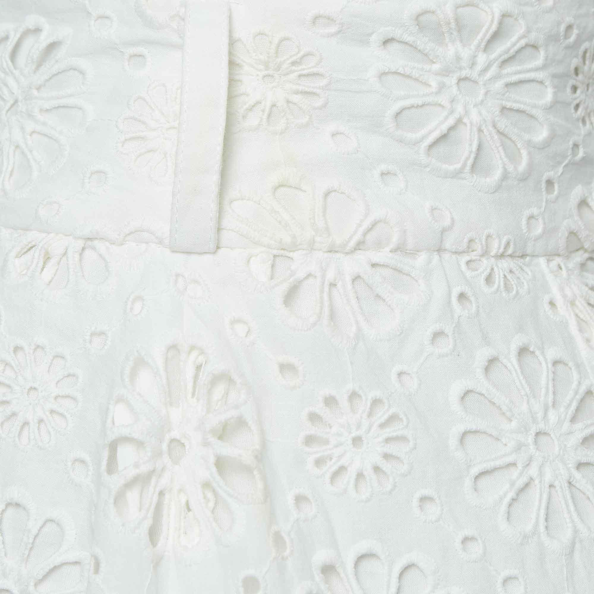 Zimmermann White Floral Lace Cotton Shorts M In Excellent Condition For Sale In Dubai, Al Qouz 2