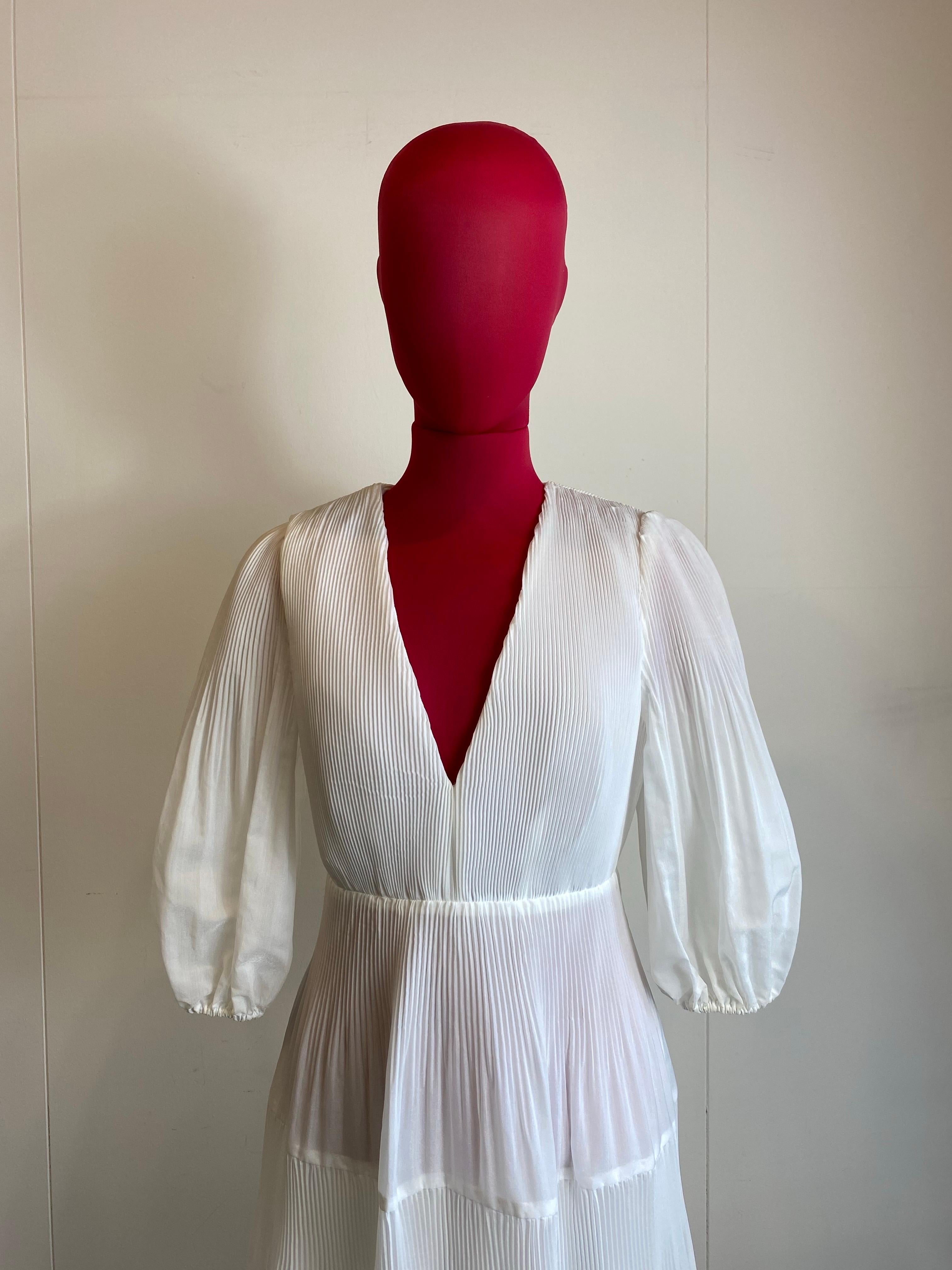 Zimmermann dress.
100% polyester, cotton lining.
Size 2 which corresponds to an Italian 44.
Shoulders 42 cm
Bust 45 cm
Waist 39 cm
Length 128 cm
Good general condition, has several small stains as shown in the photo.