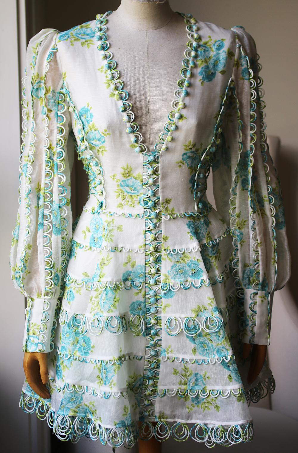 Crisp, slubbed organza. Decorative buttons and loops. Floral print. Mini dress cut. V neck. Long sleeves. Zip at back. Lined. Shell: 51% linen, 49% silk.

Size: 3 (UK 14, US 10, FR 42, IT 46)

Condition: As new condition, no sign of wear. 