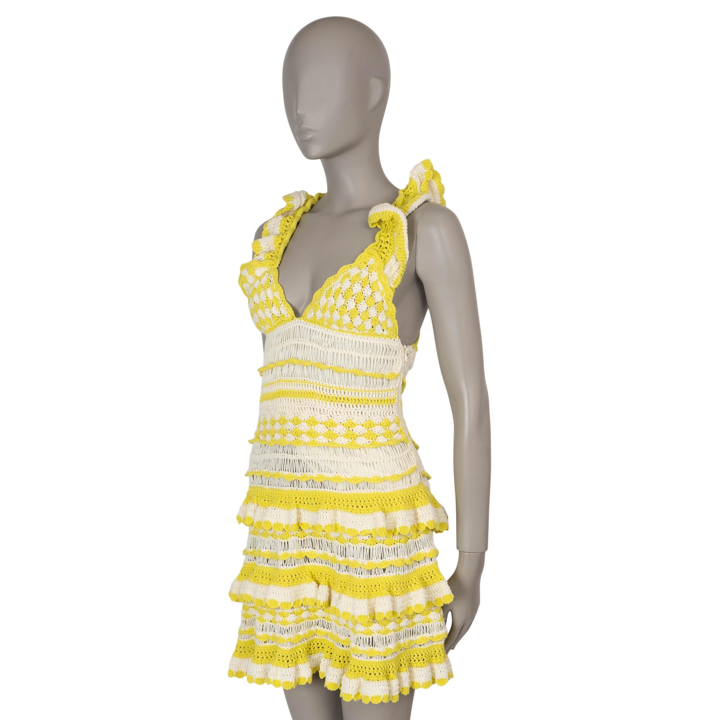 Este vestido de punto de ganchillo Halcyon 100% auténtico de Zimmermann en algodón amarillo y crema captura un encanto juguetón y bohemio. Con una favorecedora silueta ajustada y mini, está diseñada con delicados adornos de volantes y una falda
