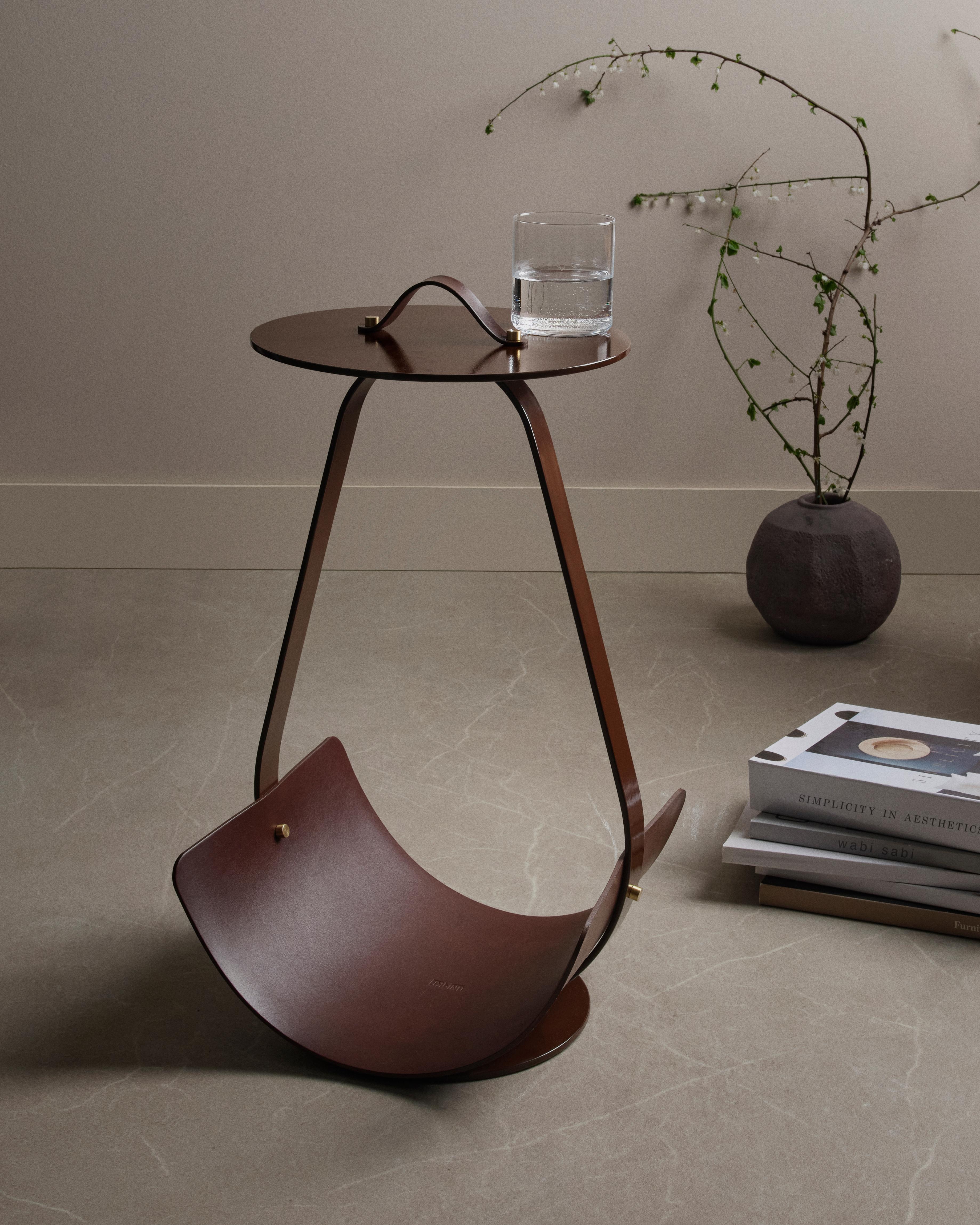 Mesa baja Zin de cuero curtido vegetal marrón oscuro y acero by UNIQKA Posmoderno en venta