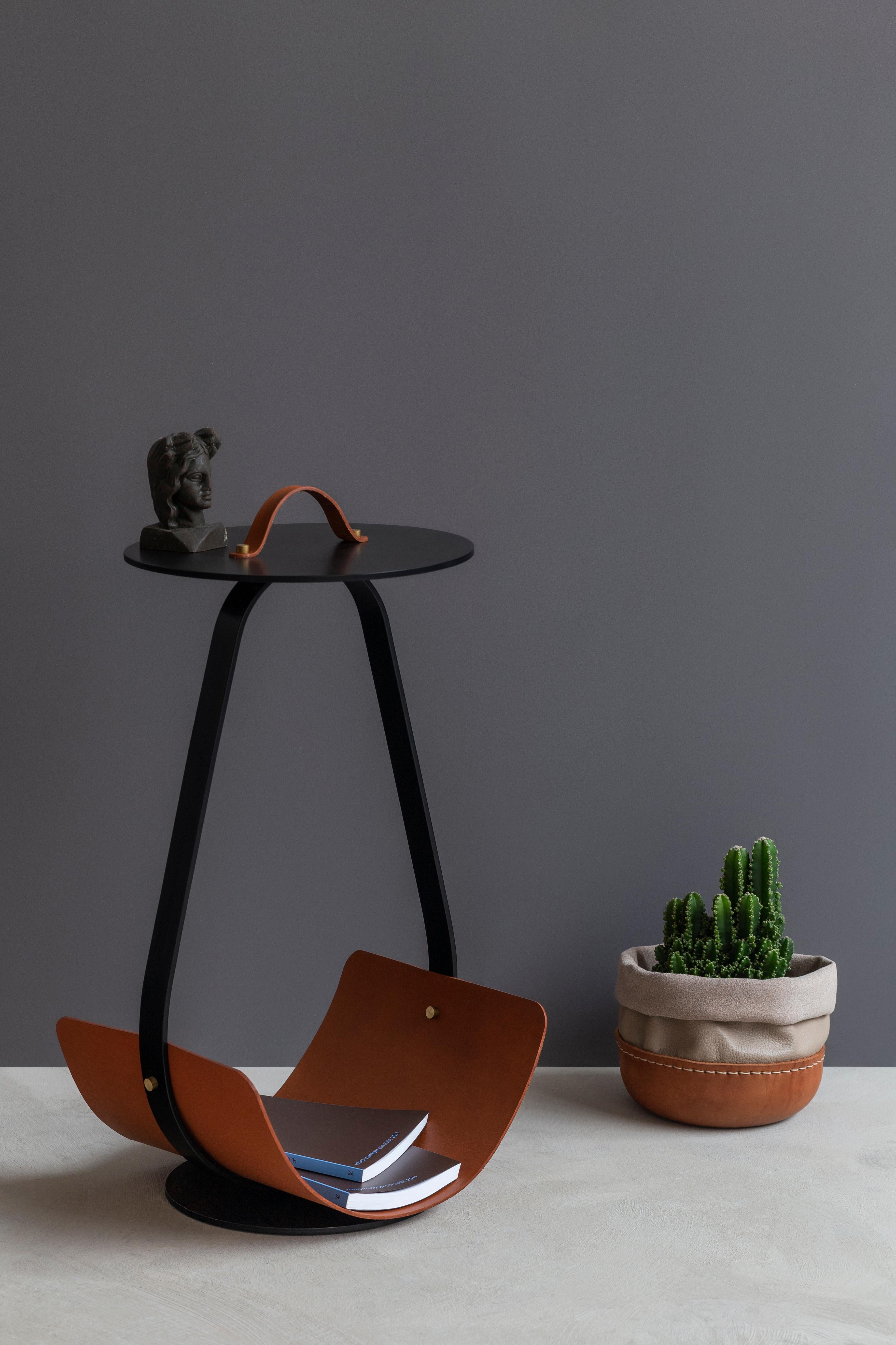 Mesa baja Zin de cuero curtido vegetal marrón oscuro y acero by UNIQKA en Nuevo estado para la venta en Geneve, CH